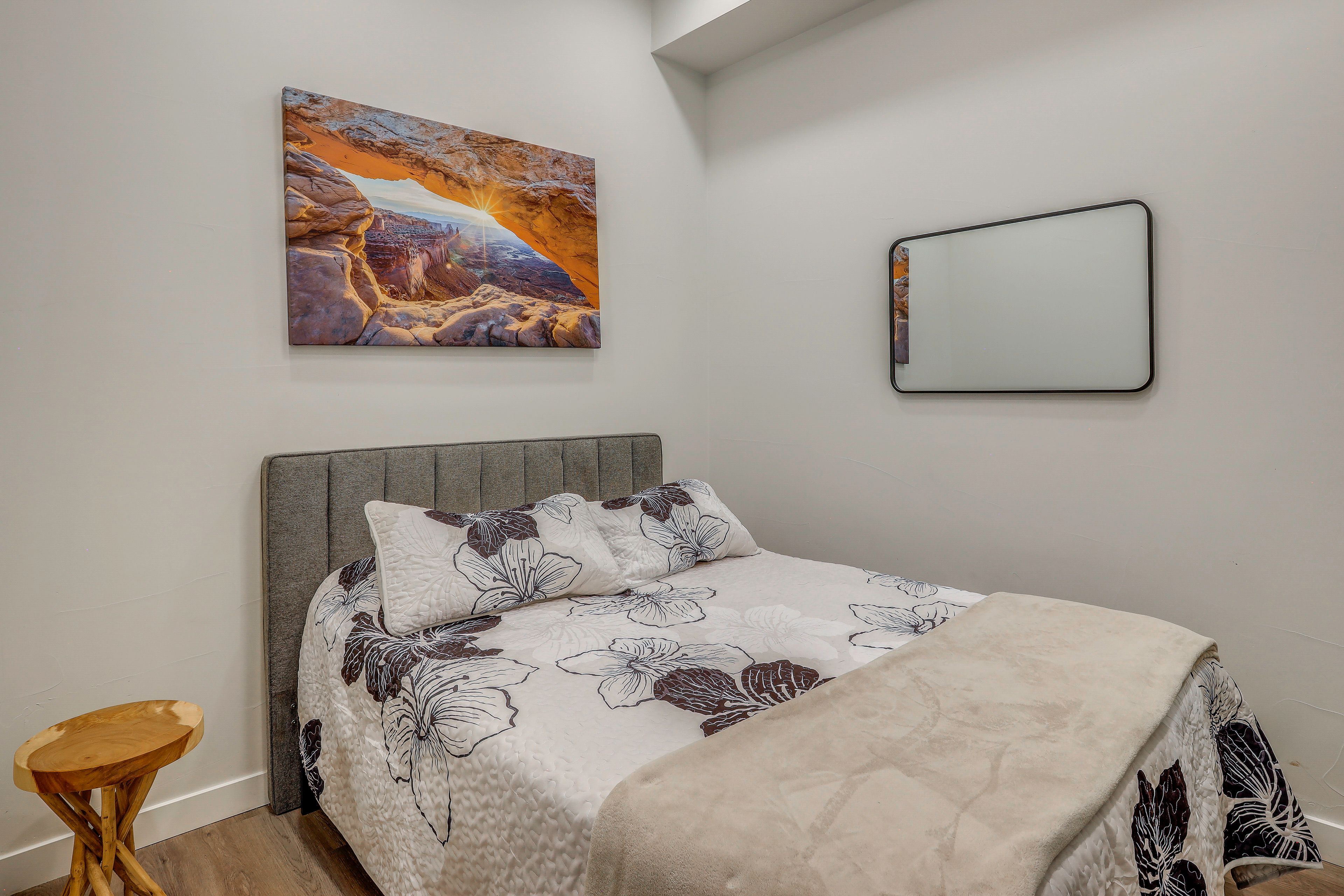 Studio | Queen Bed