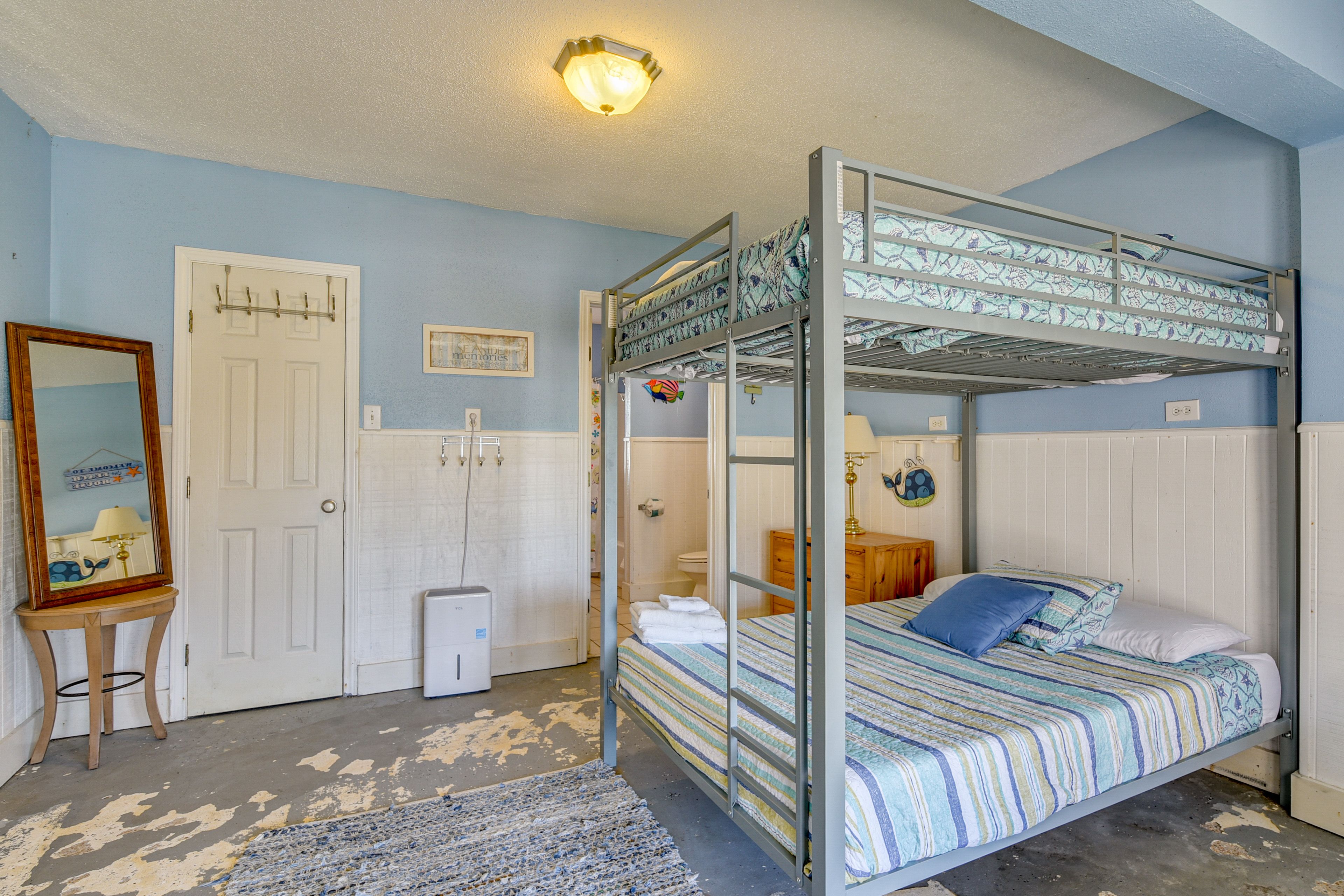 Bedroom 3 | Queen Bunk Bed | Smart TV | 1st Floor