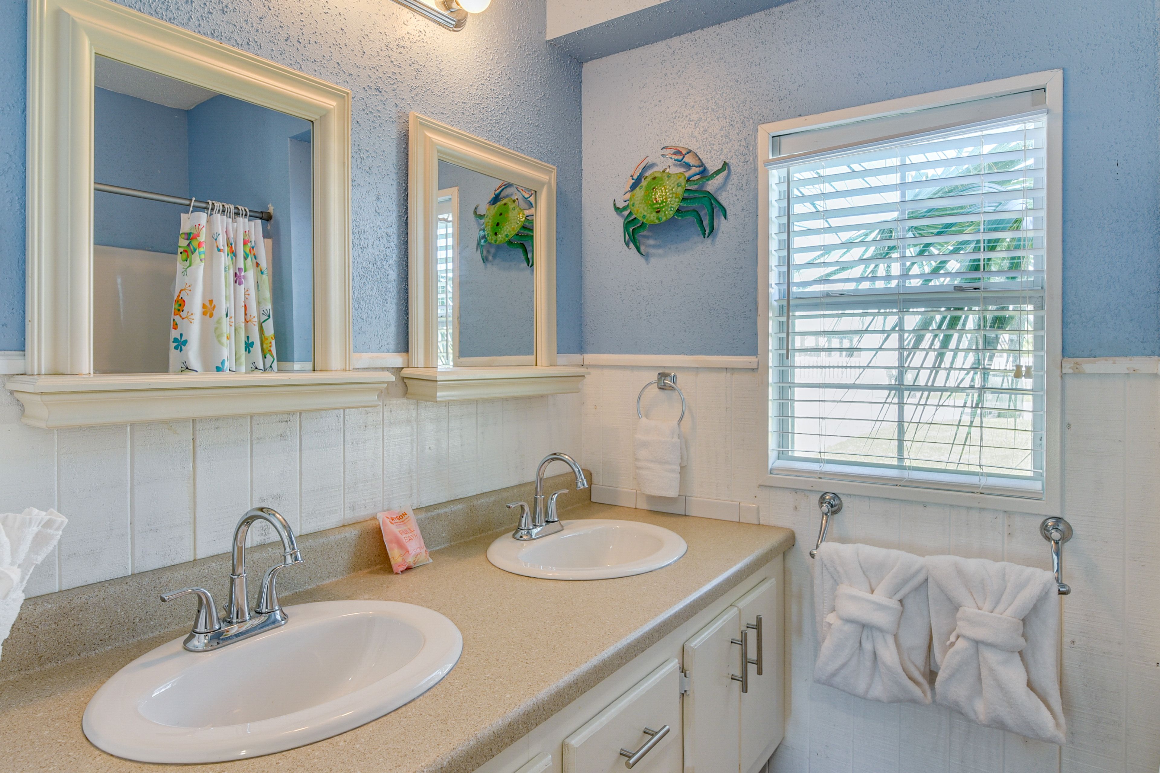 Bathroom | Bathtub/Shower | 1st Floor