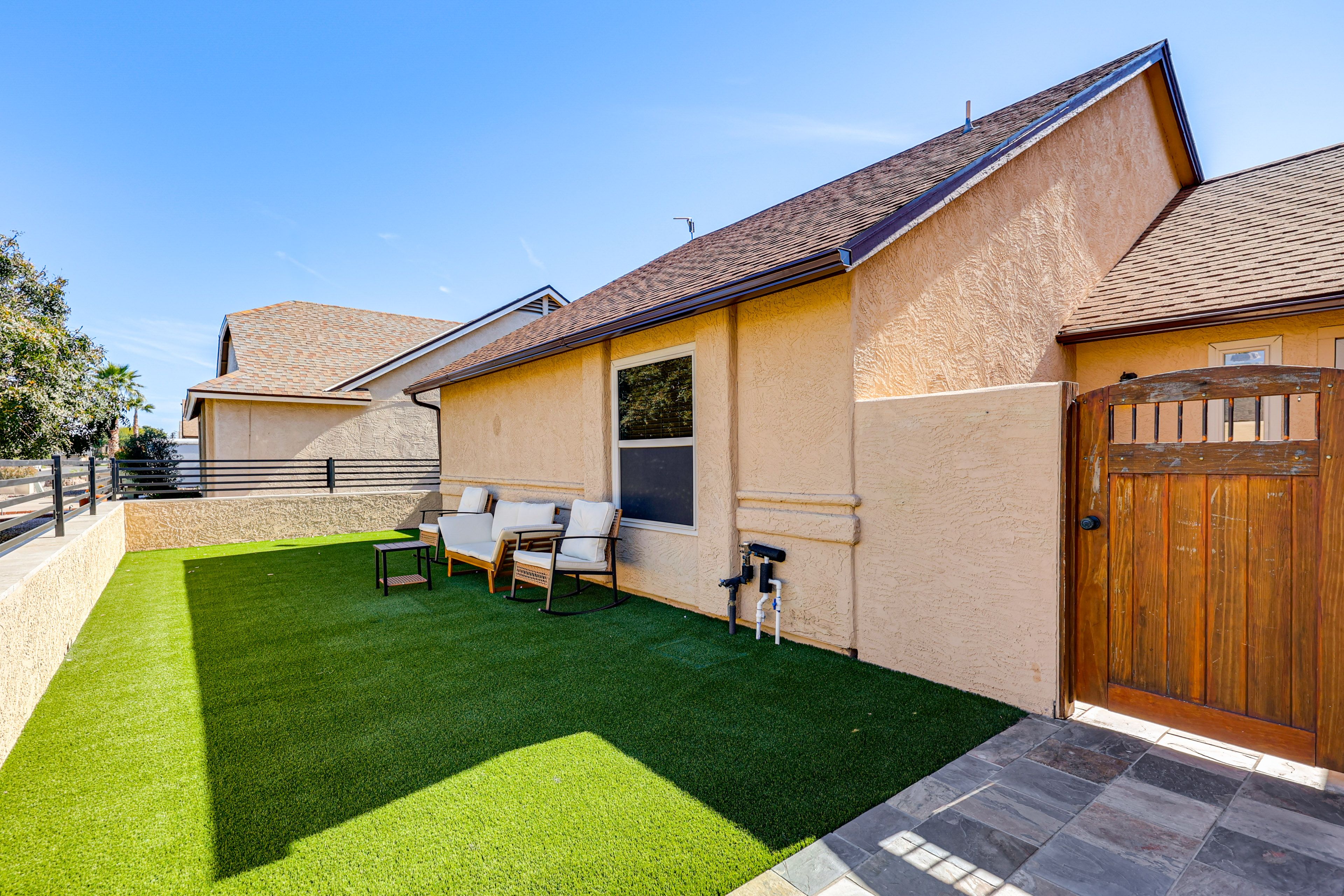 Private Front Yard | Outdoor Seating