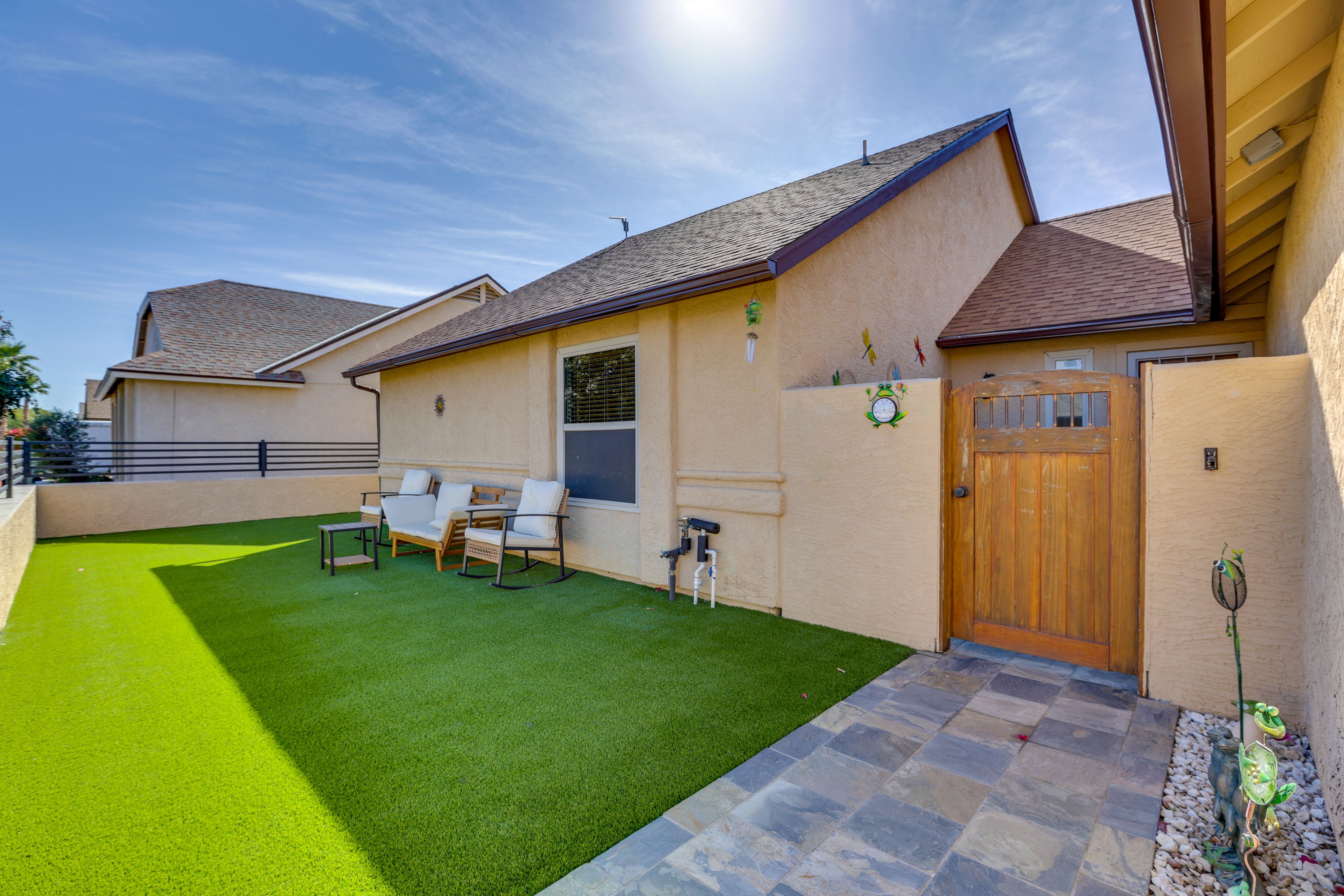 Private Front Yard | Outdoor Seating