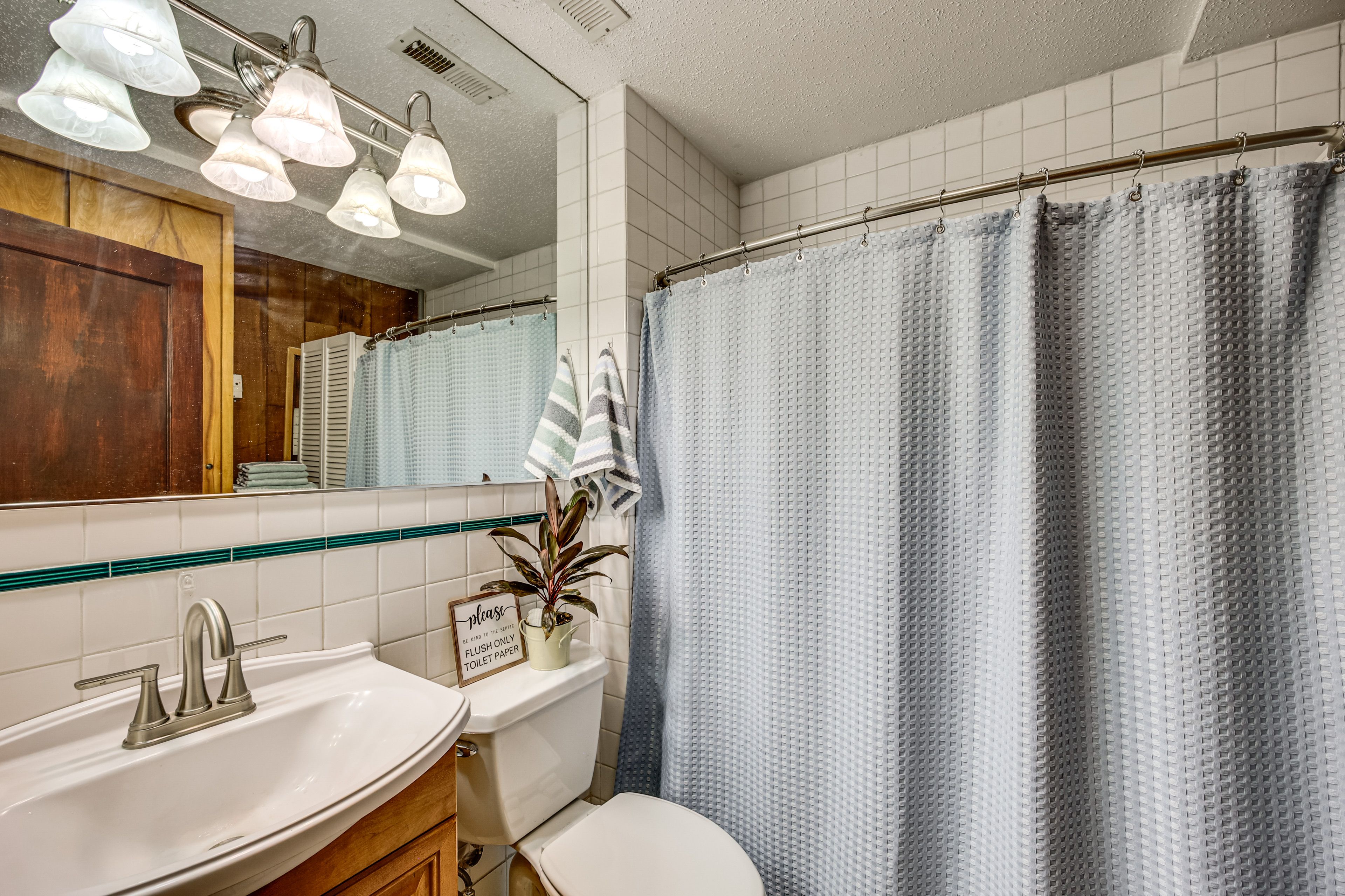 Bathroom | 1st Floor