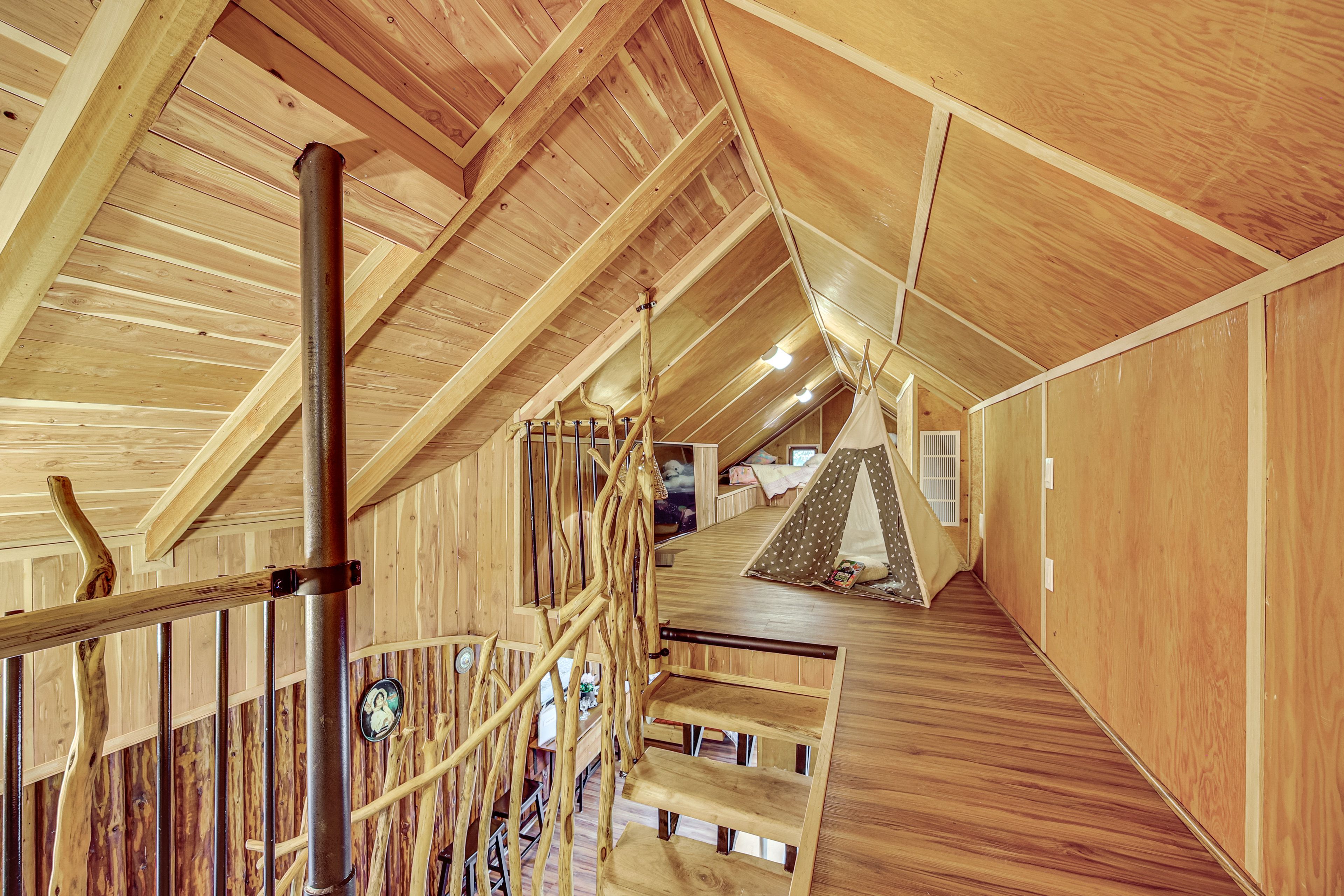 Loft | 2 Twin Beds | 2nd Floor