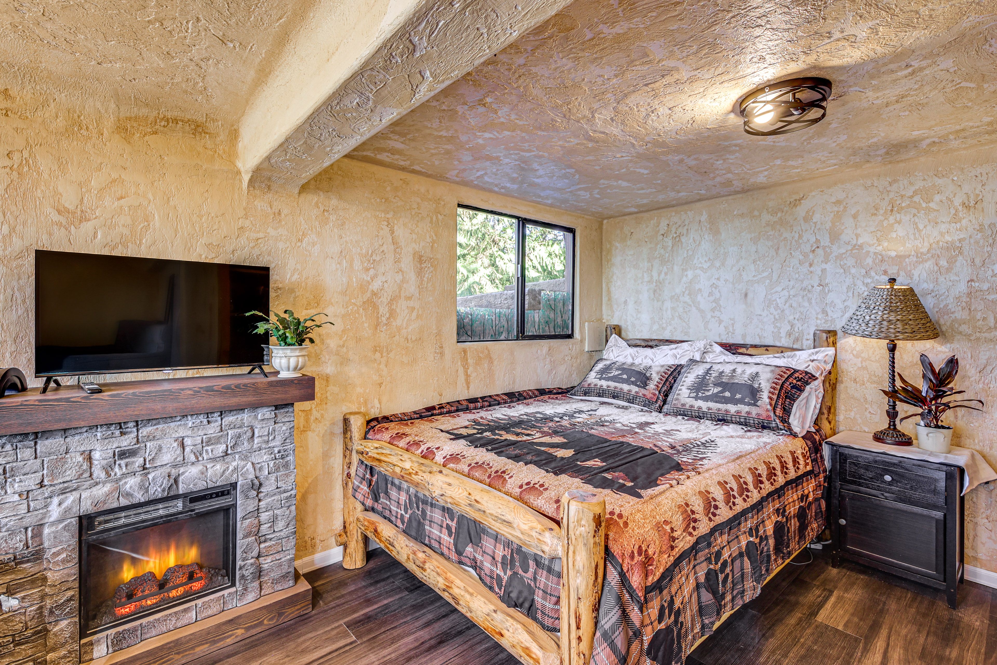 Studio Interior | Gas Fireplace | Smart TV