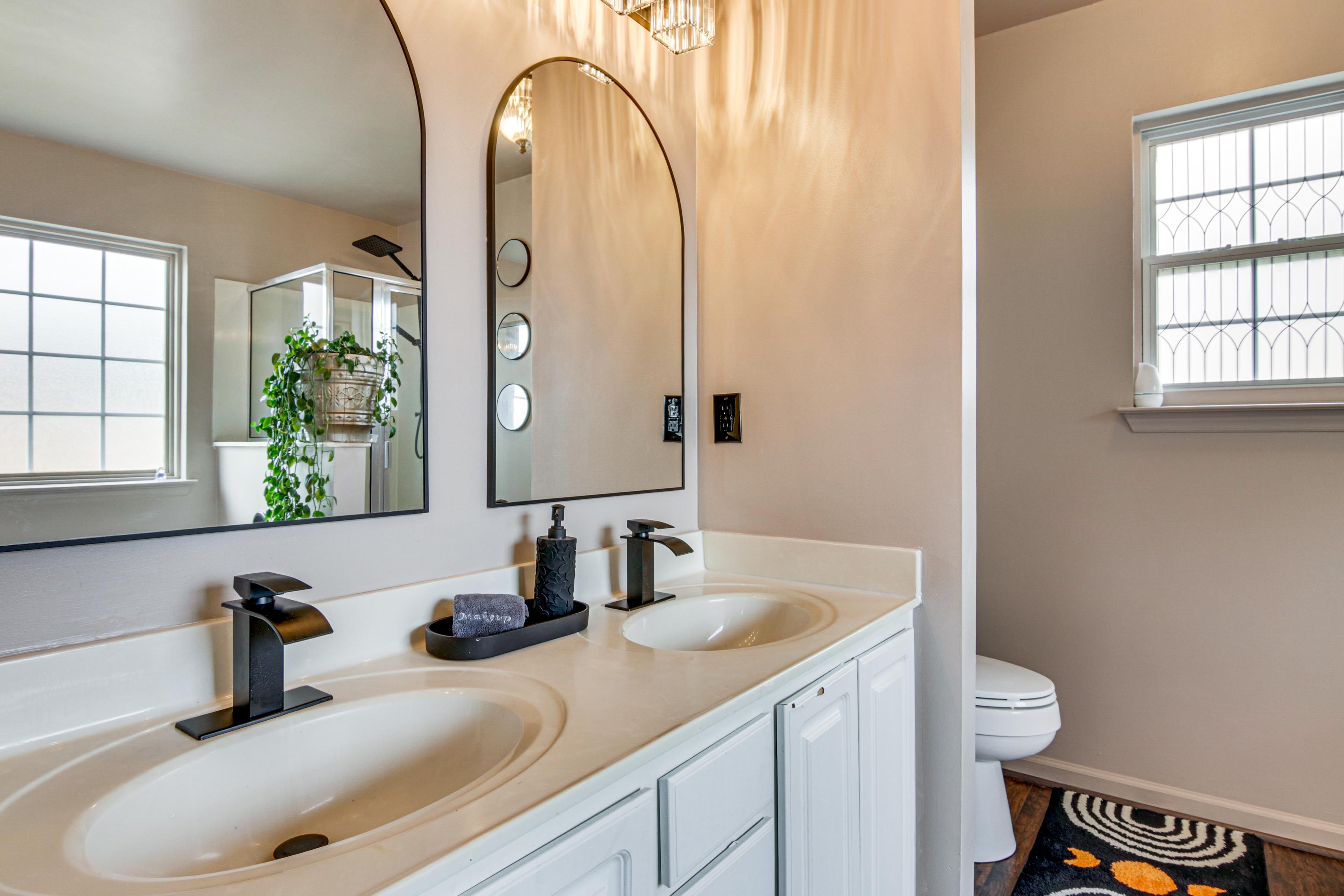 En-Suite Bathroom | Towels & Linens Provided