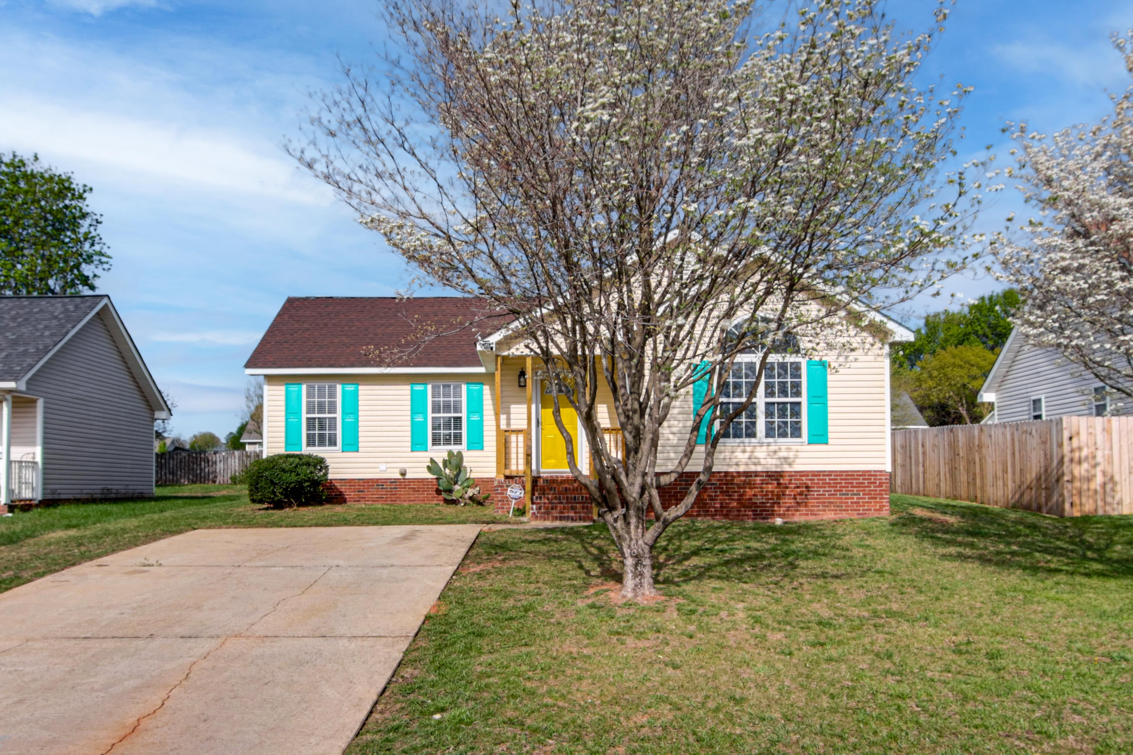 Parking | Driveway (4 Vehicles) | Street Parking
