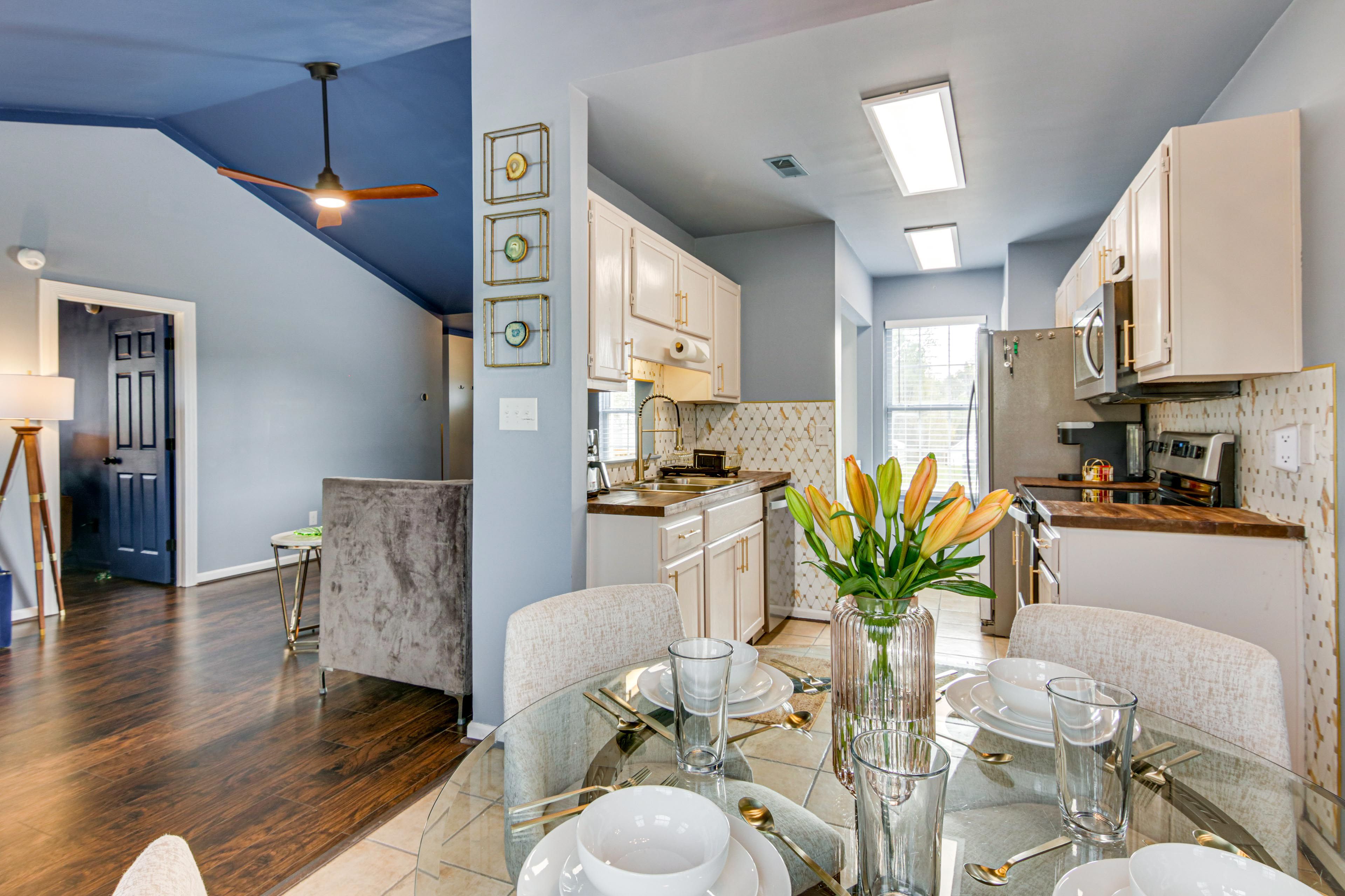 Dining Area | Dishes & Flatware Provided