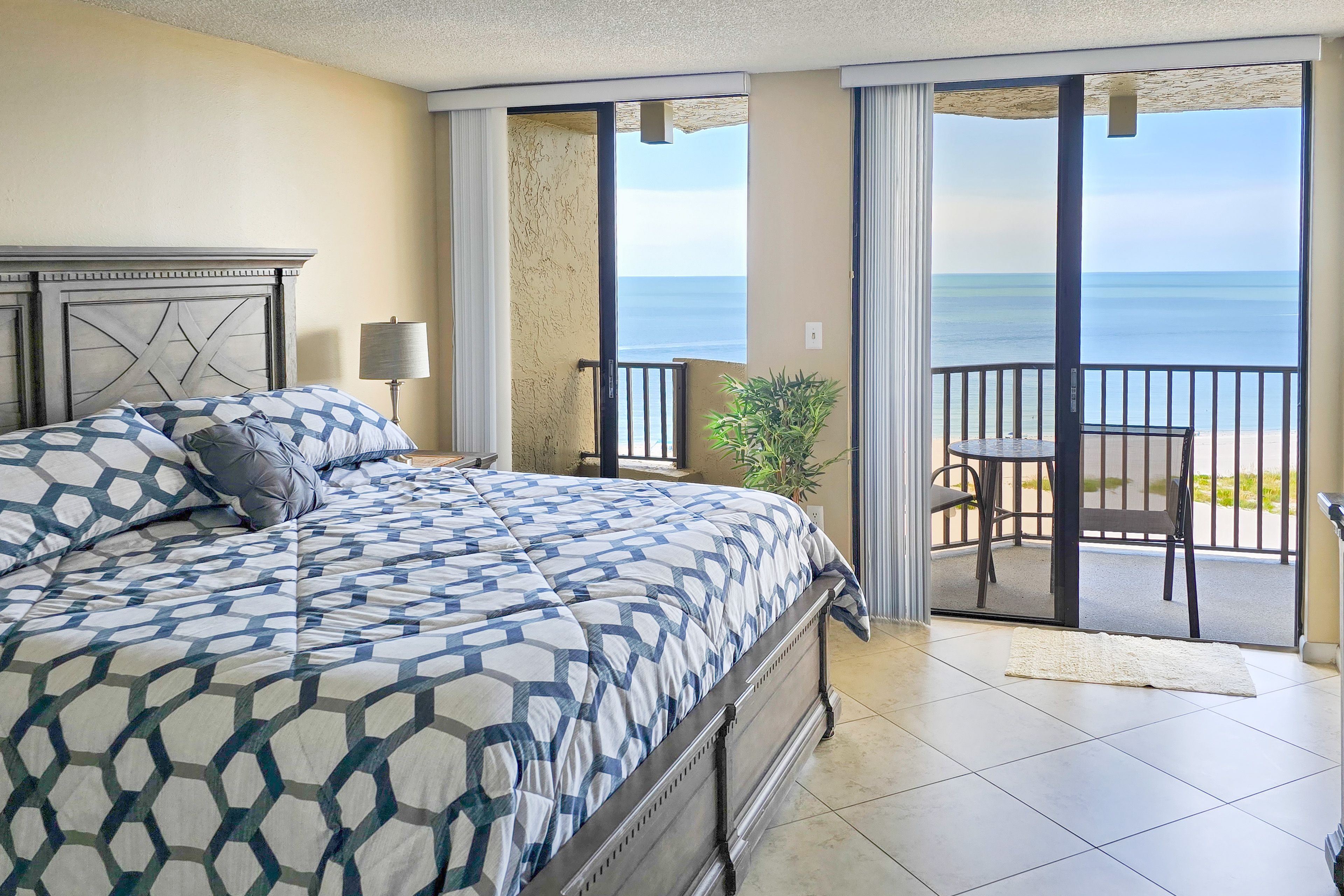 Bedroom 1 | King Bed