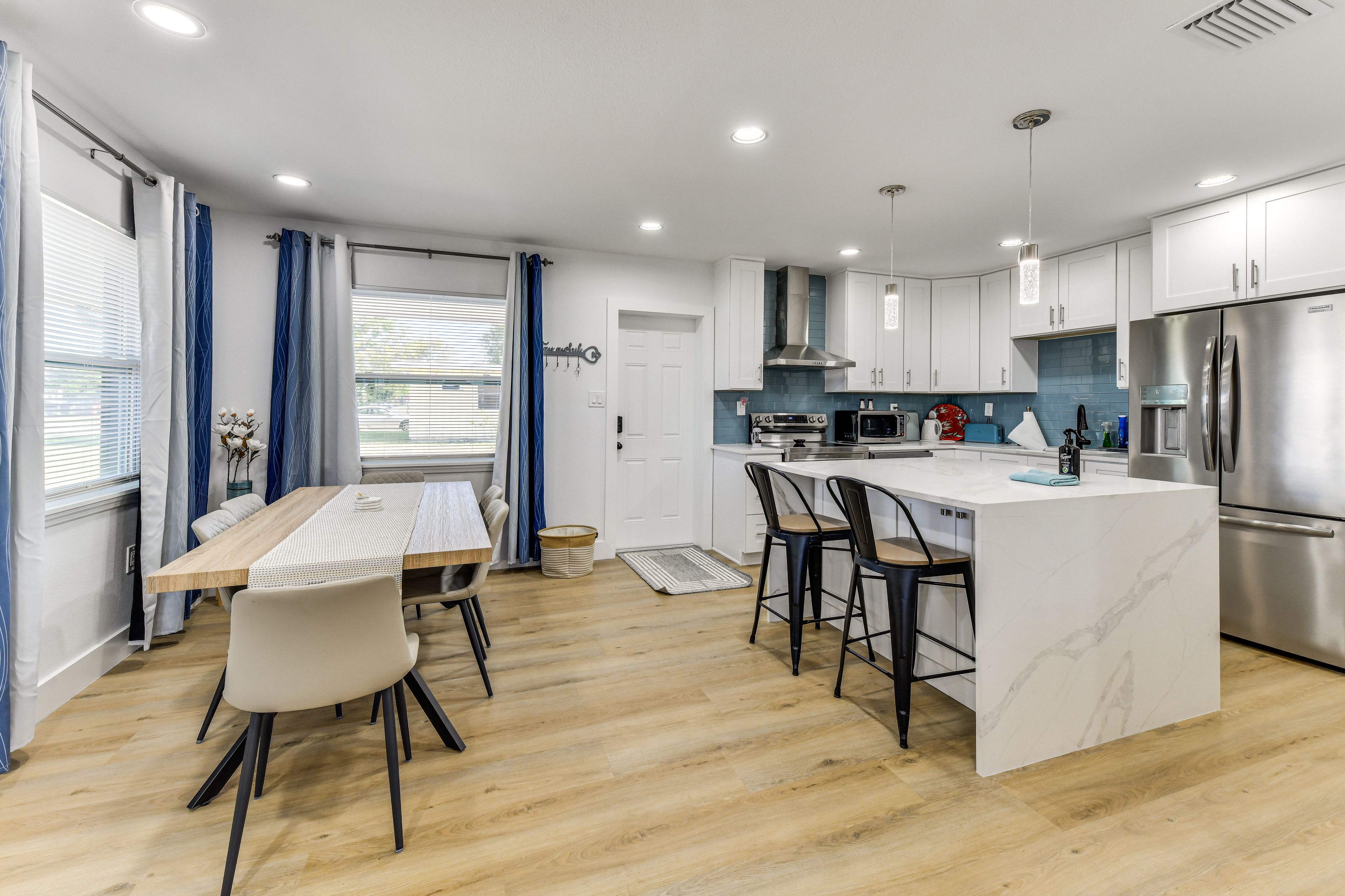 Dining Table | Breakfast Bar | Kitchen