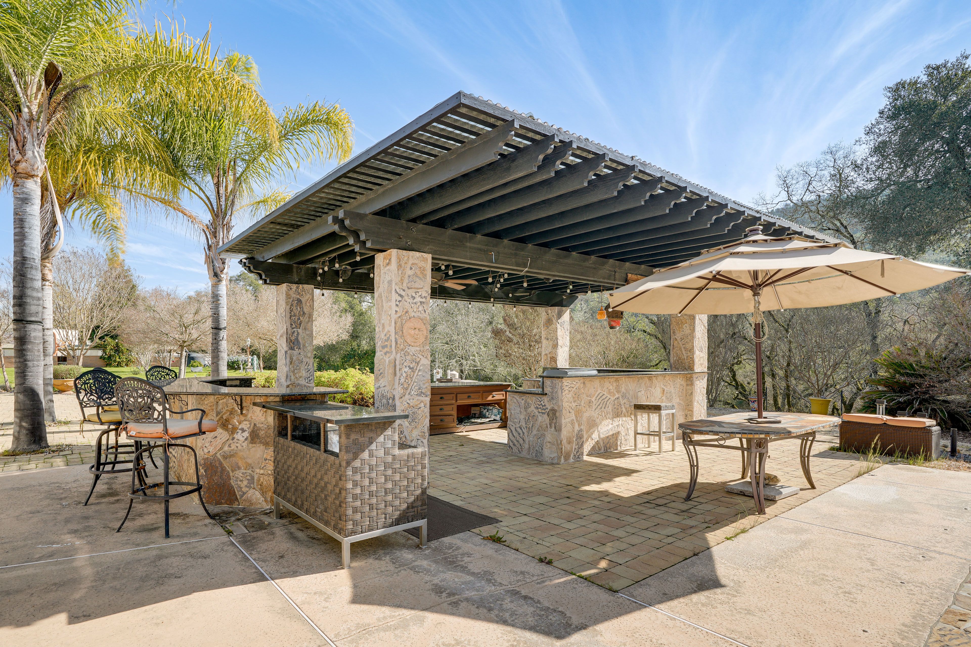 Outdoor Kitchen | Gas Grill | Bar Seating