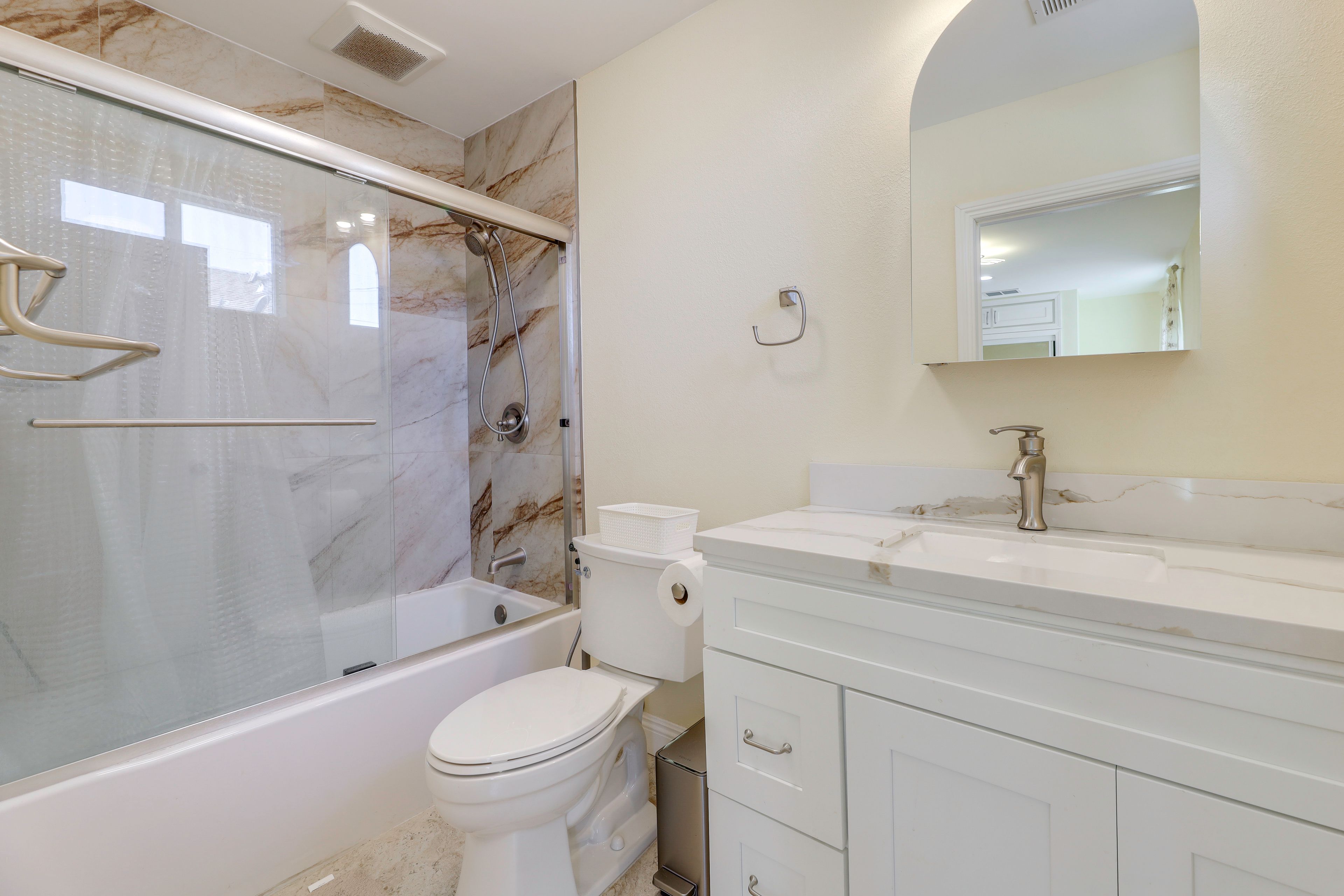 Studio | Full Bathroom