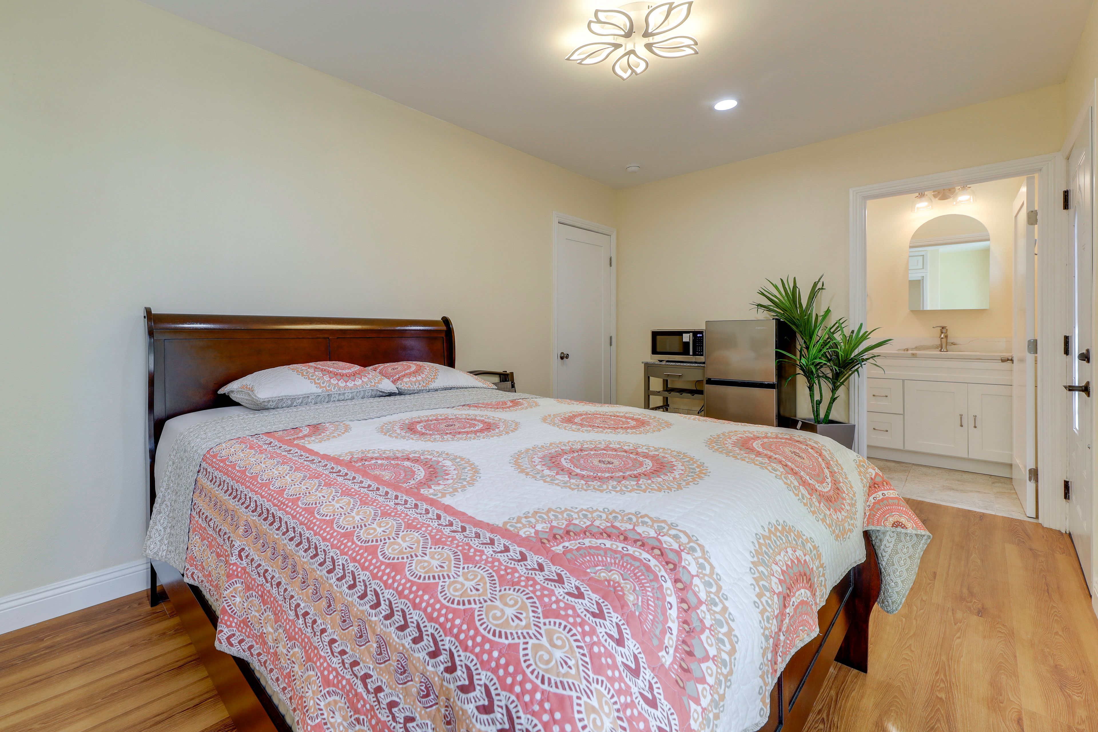 Studio | Interior | Queen Bed