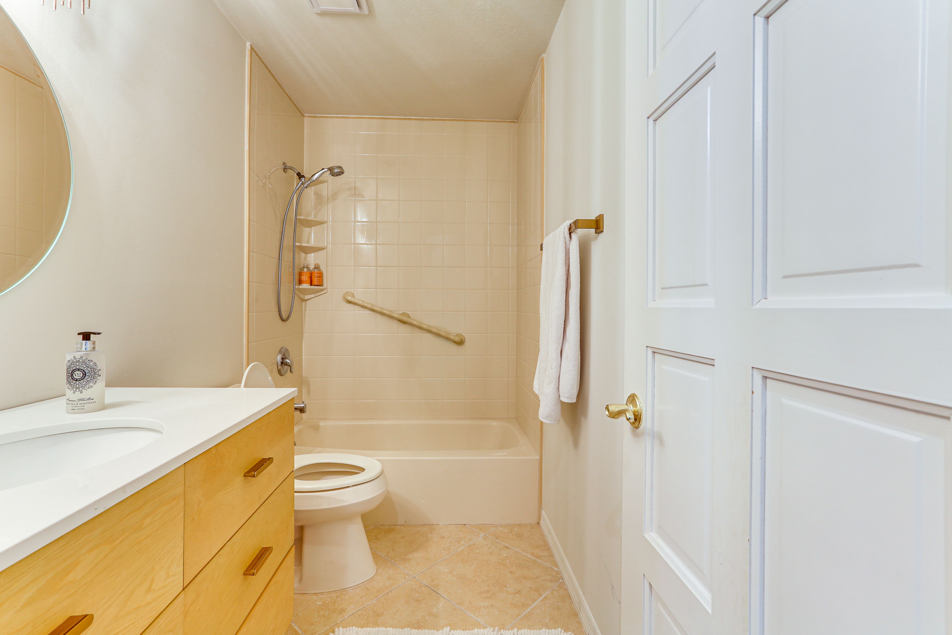 Full Bathroom | 1st Floor