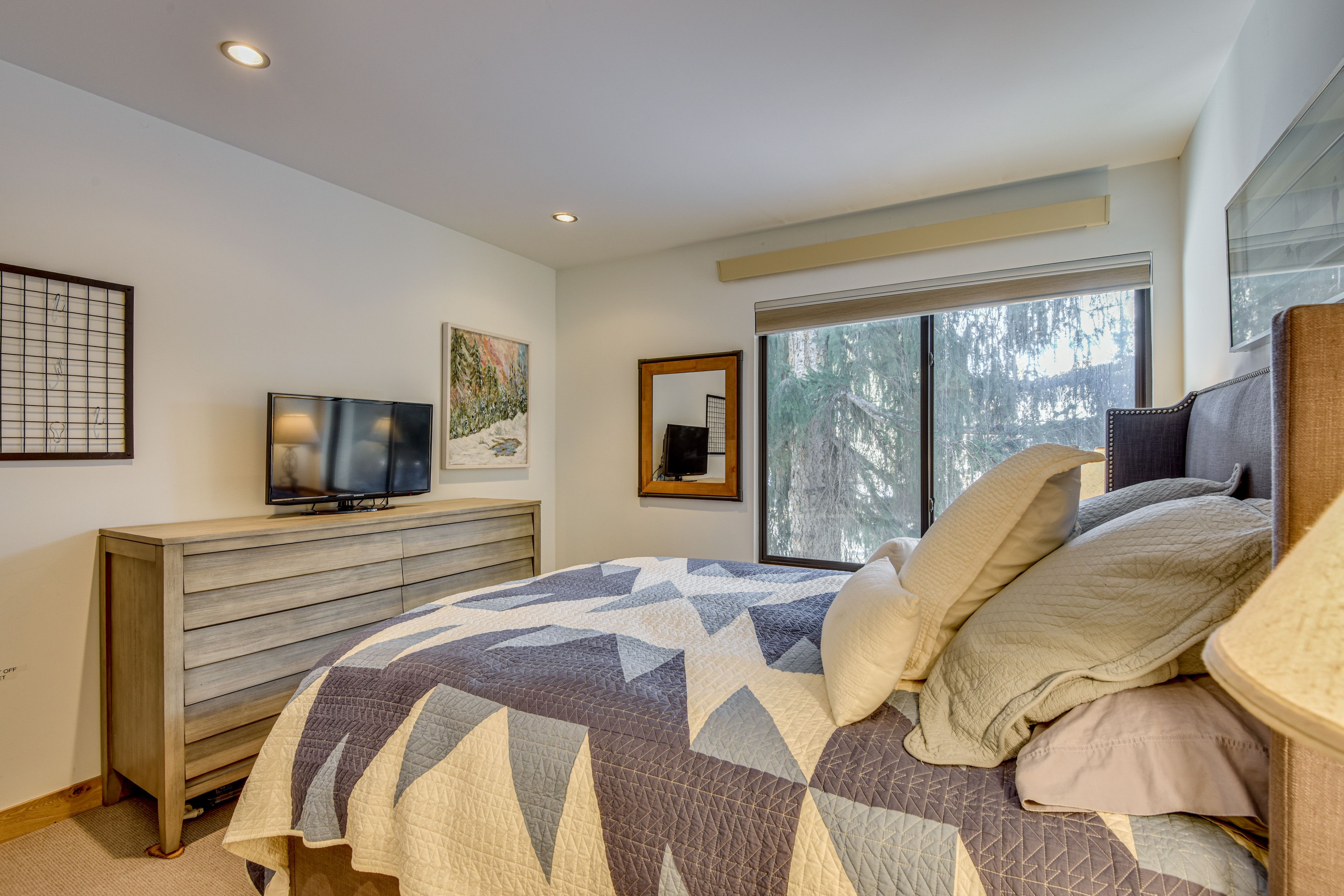 Bedroom 1 | Queen Bed | 1st Floor