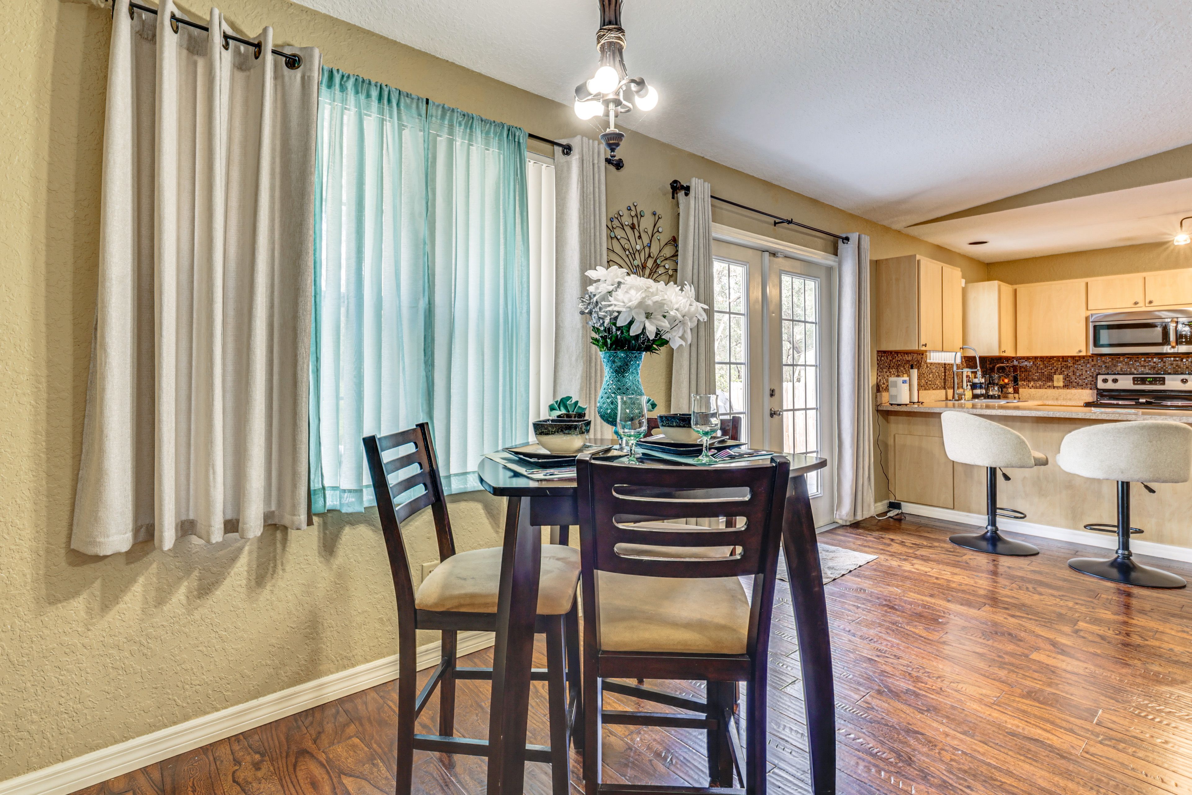 Dining Area | Dining Table & Breakfast Bar