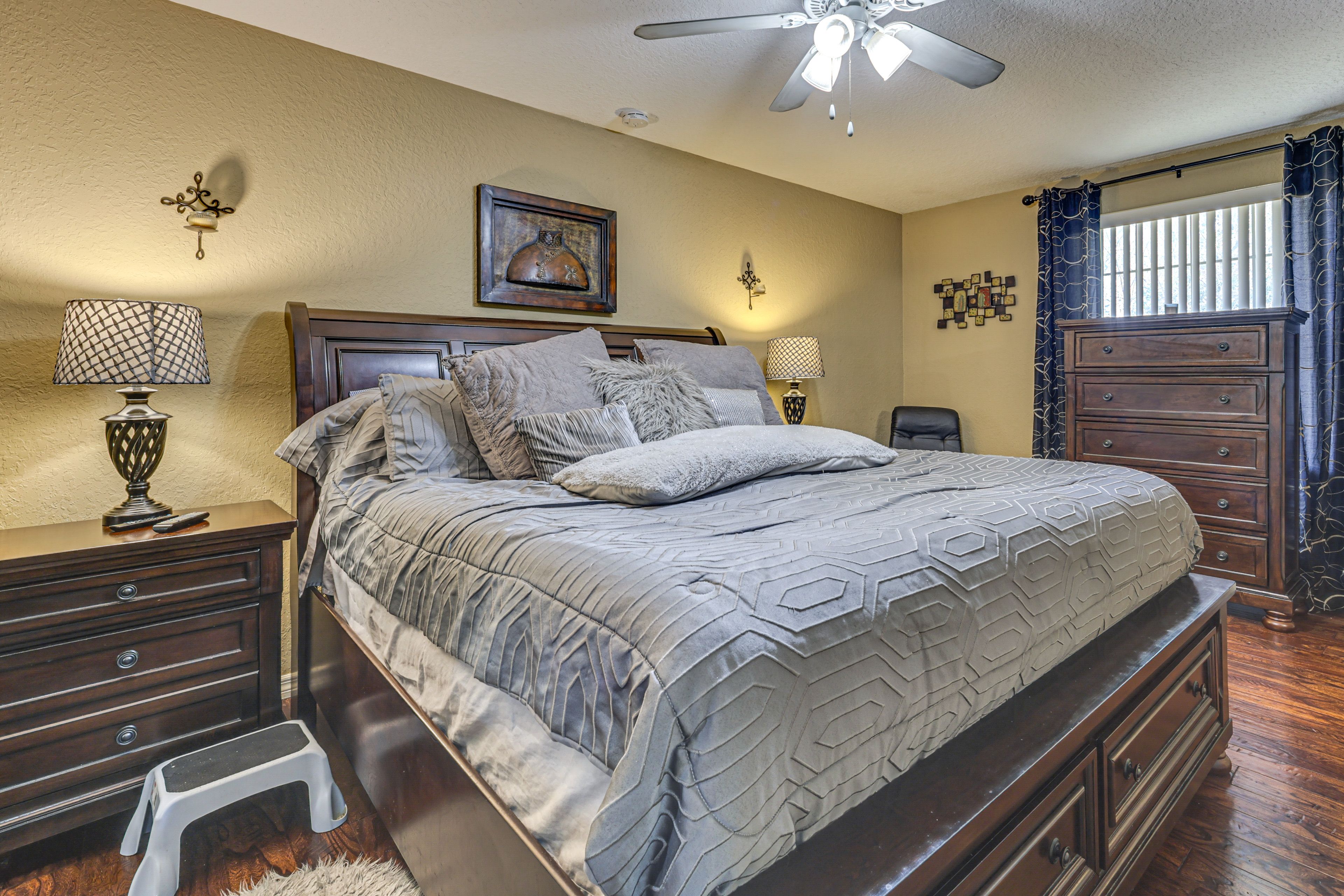 Bedroom 1 | King Bed