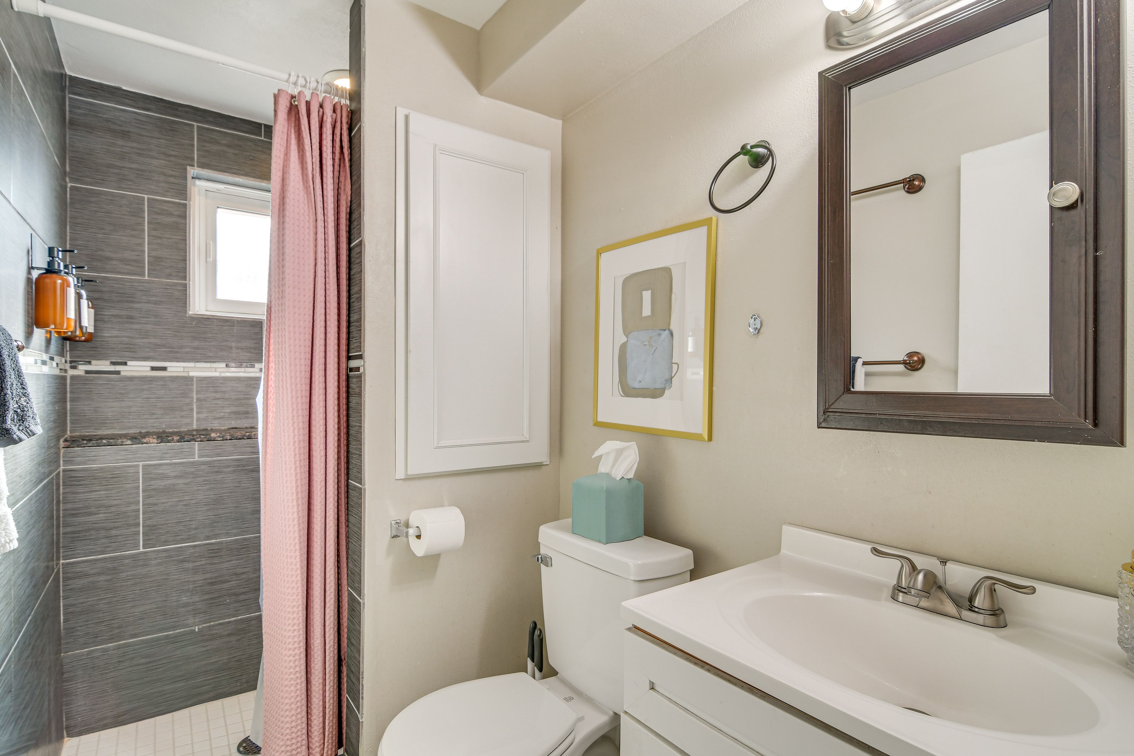 Full Bathroom | Towels Provided | Main Level