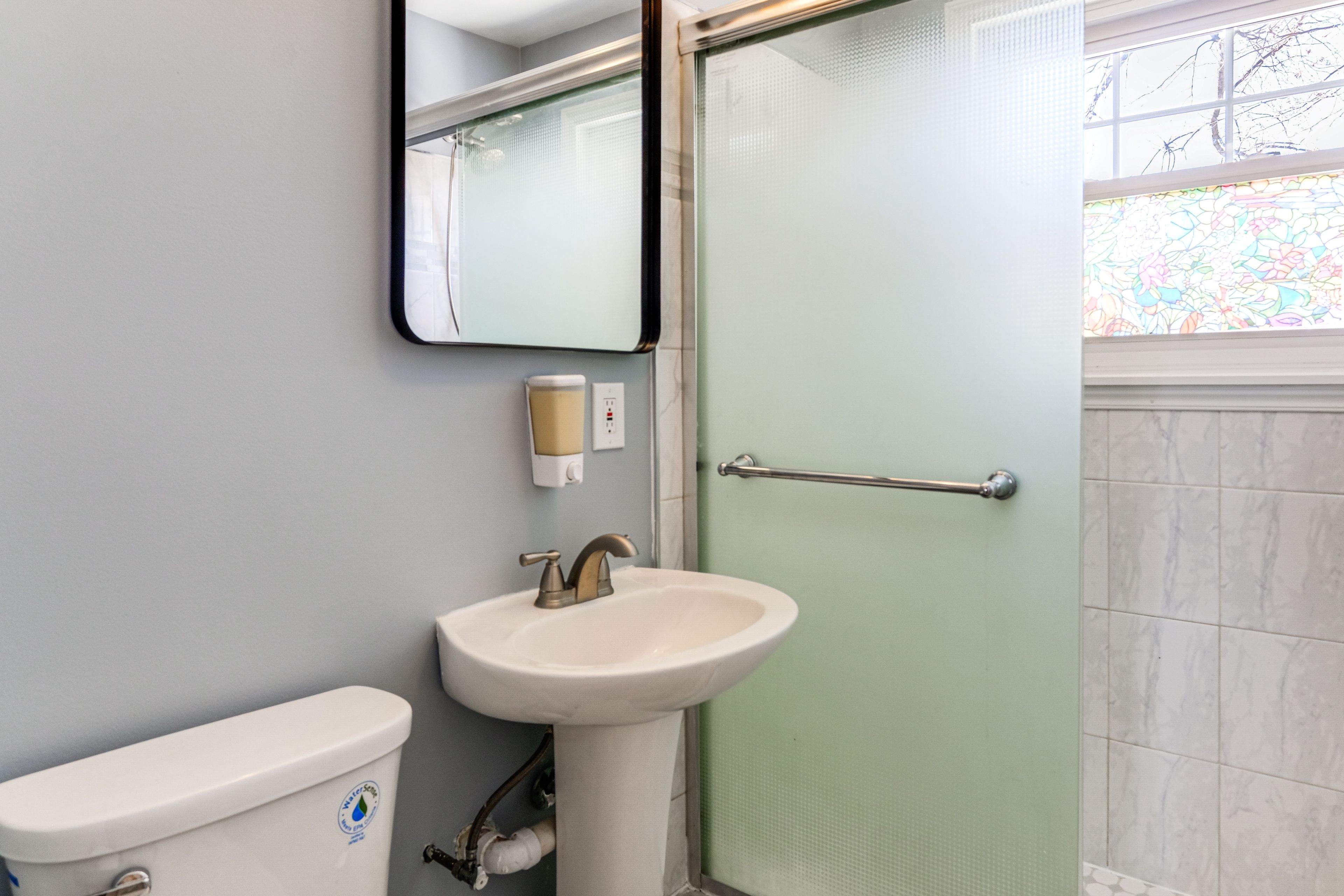 Full Bathroom | Towels Provided | Complimentary Toiletries | 2nd Floor
