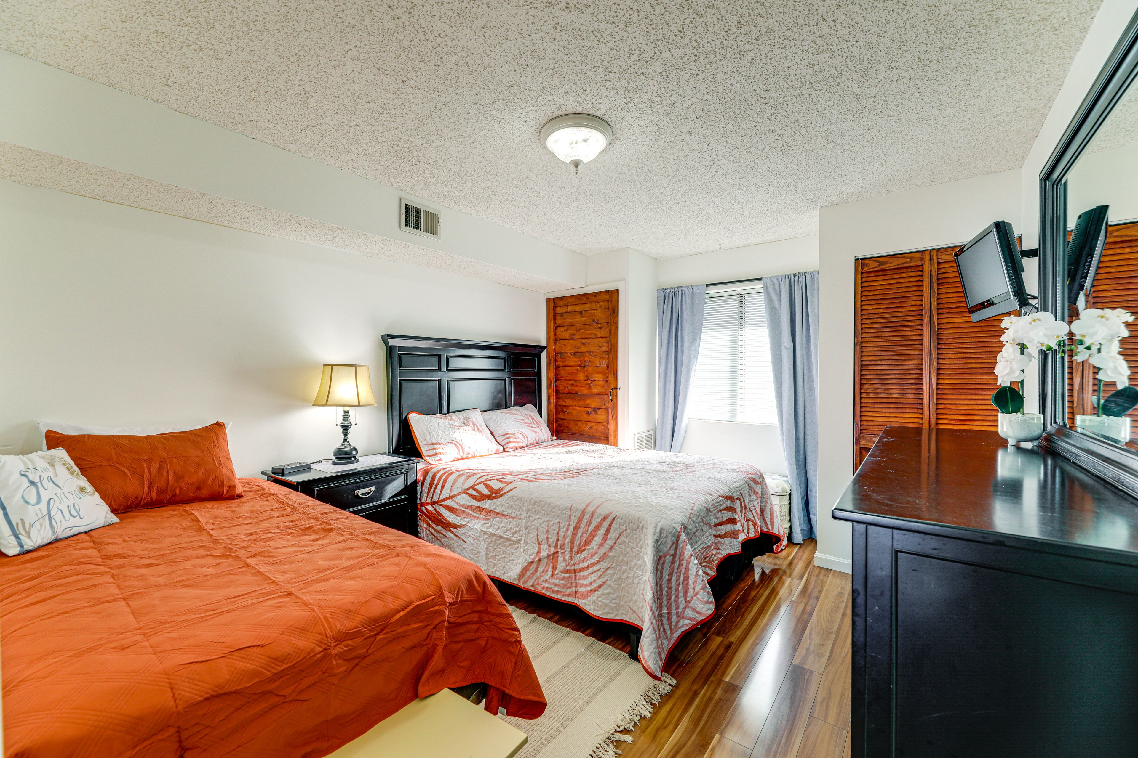 Bedroom | Queen Bed | Twin Bed