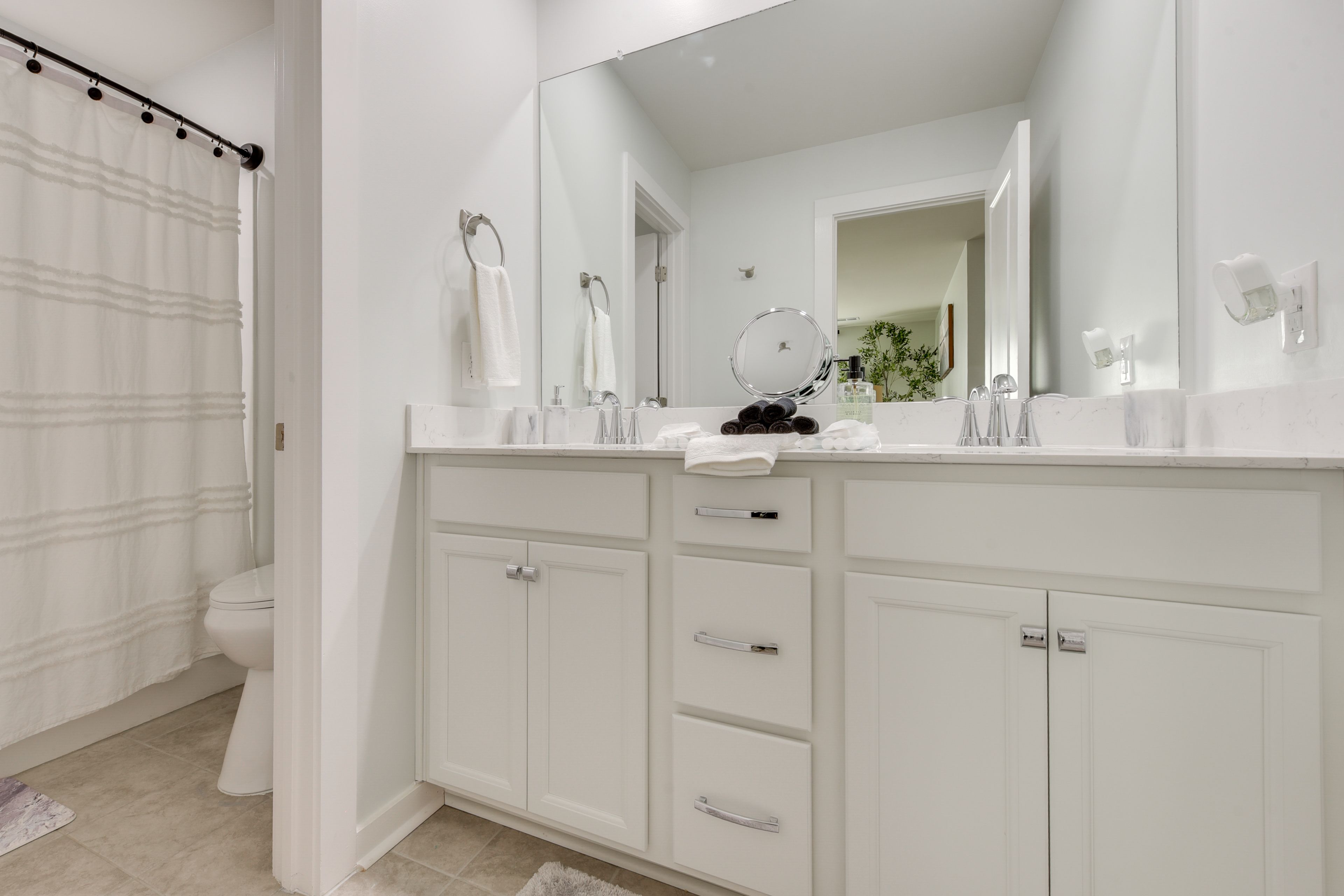 Full Bathroom | 2nd Floor