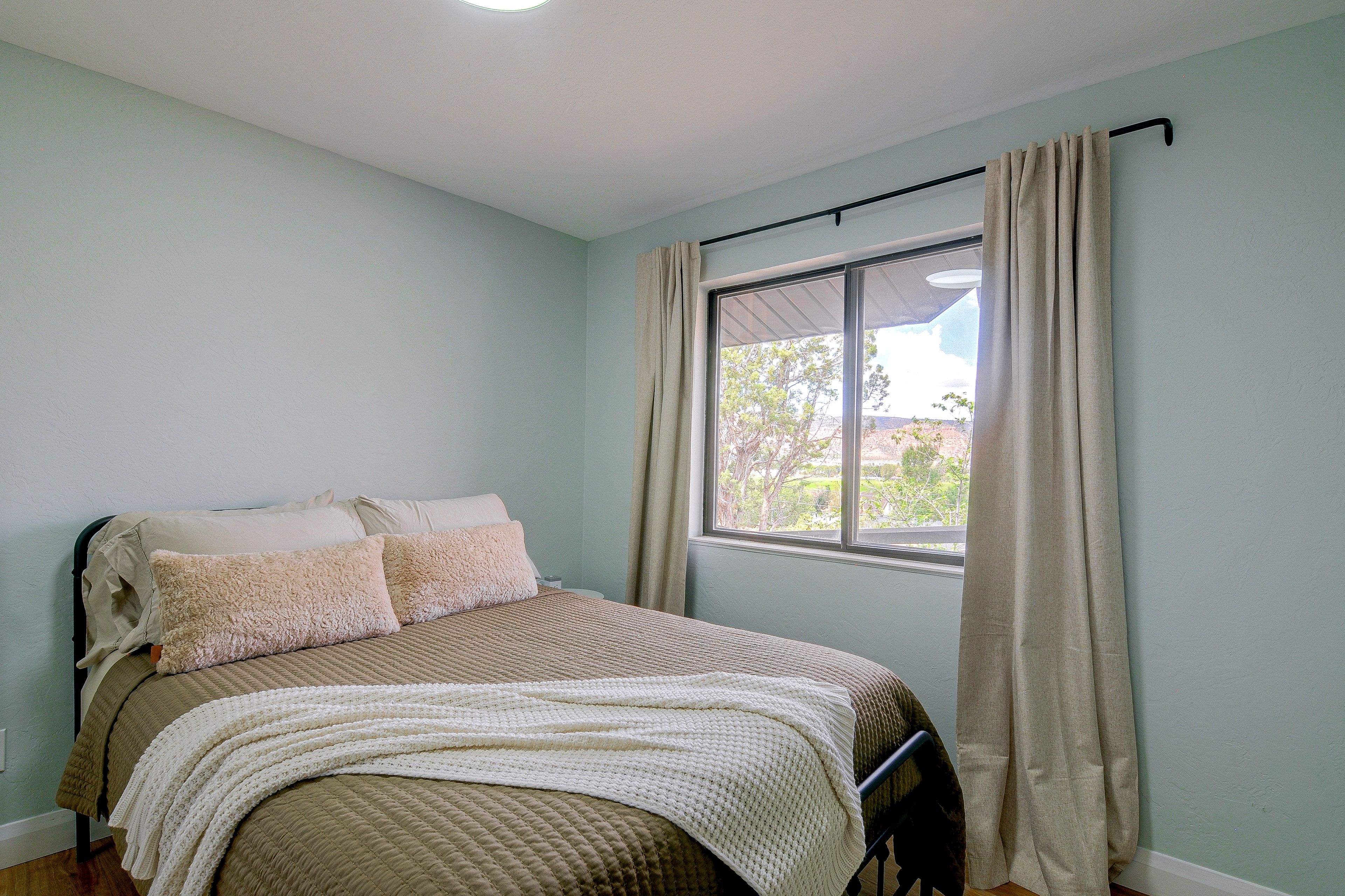 Bedroom 2 | Queen Bed