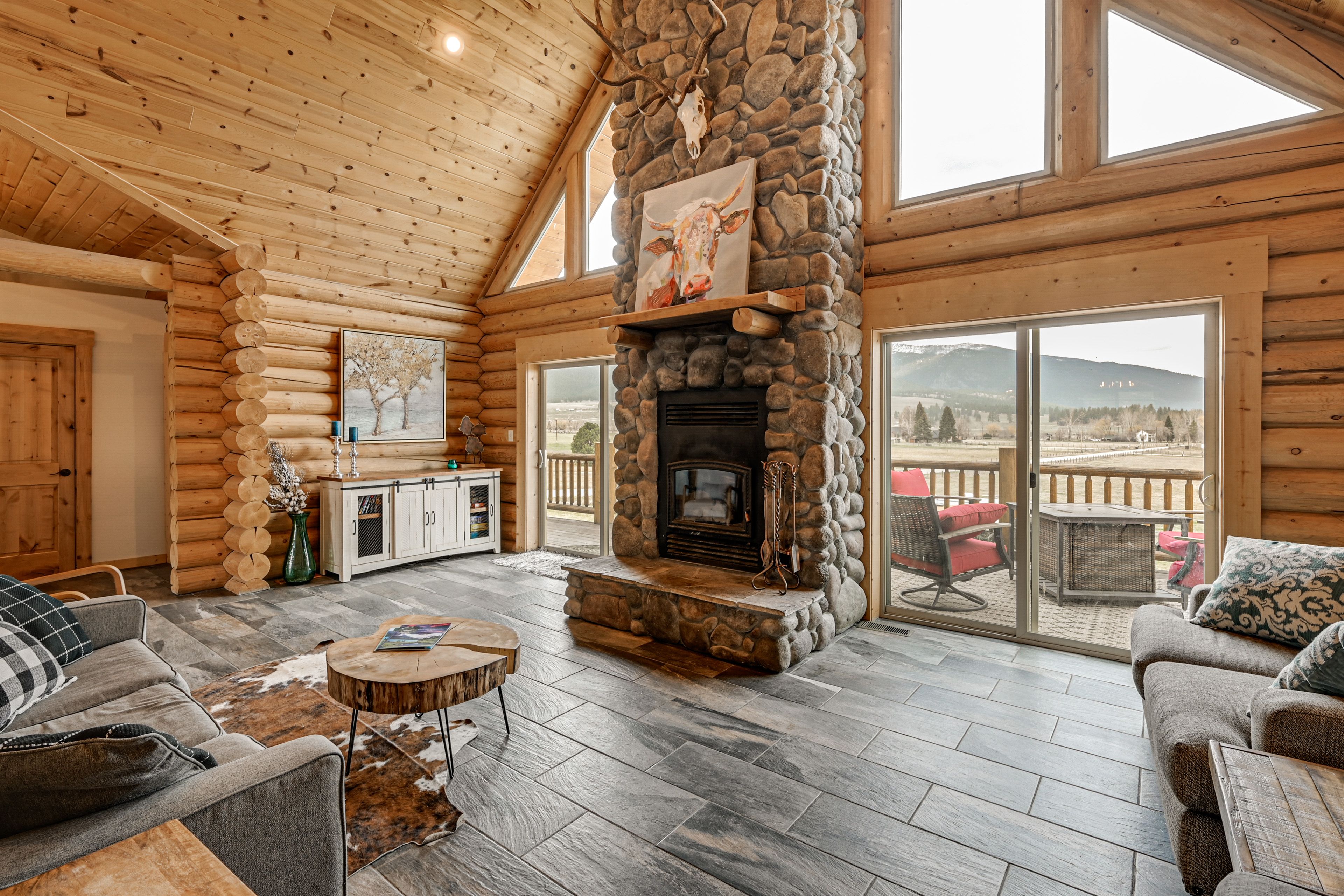 Living Room | Fireplace