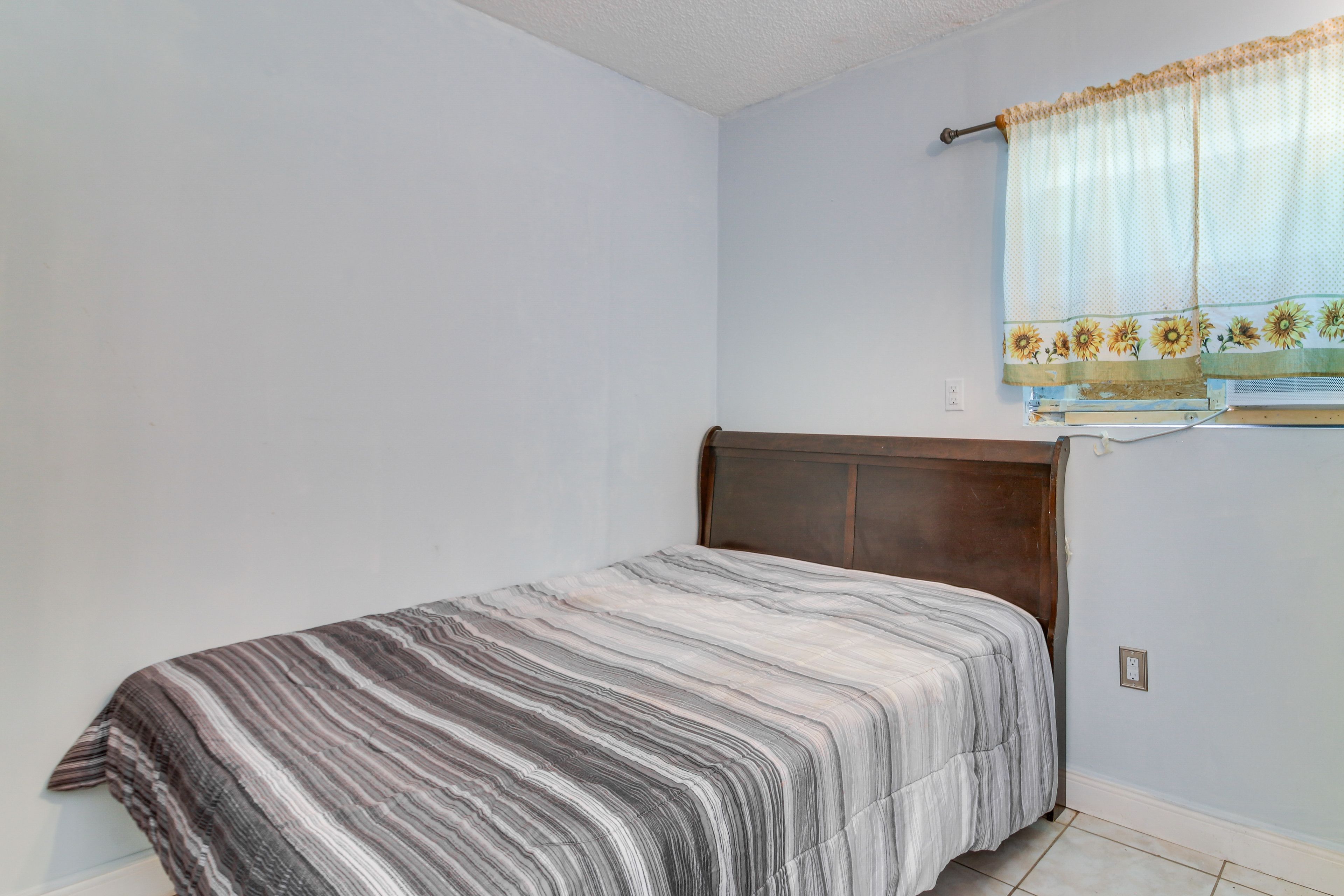 Studio | Full Bed