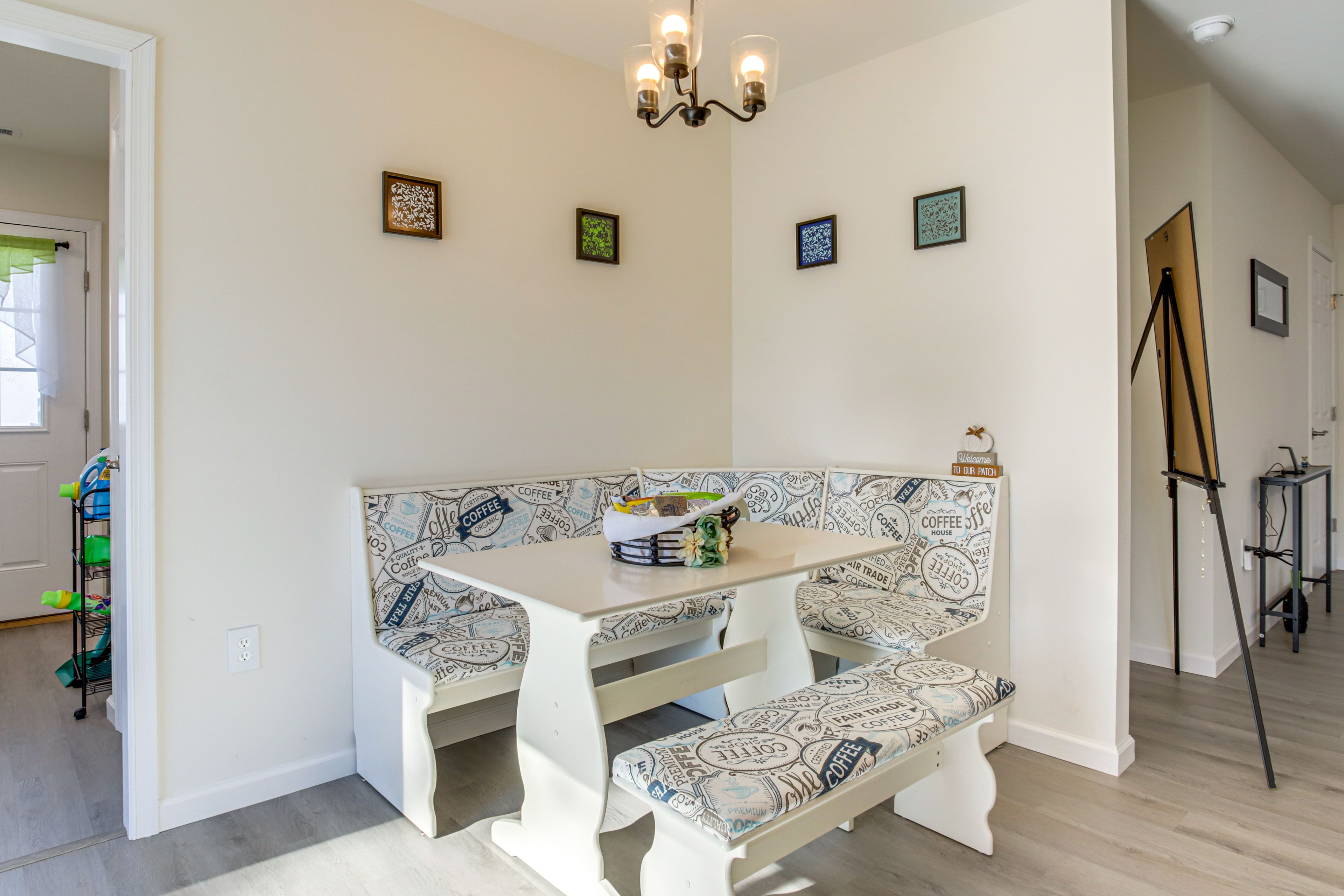 Breakfast Nook | Full Kitchen