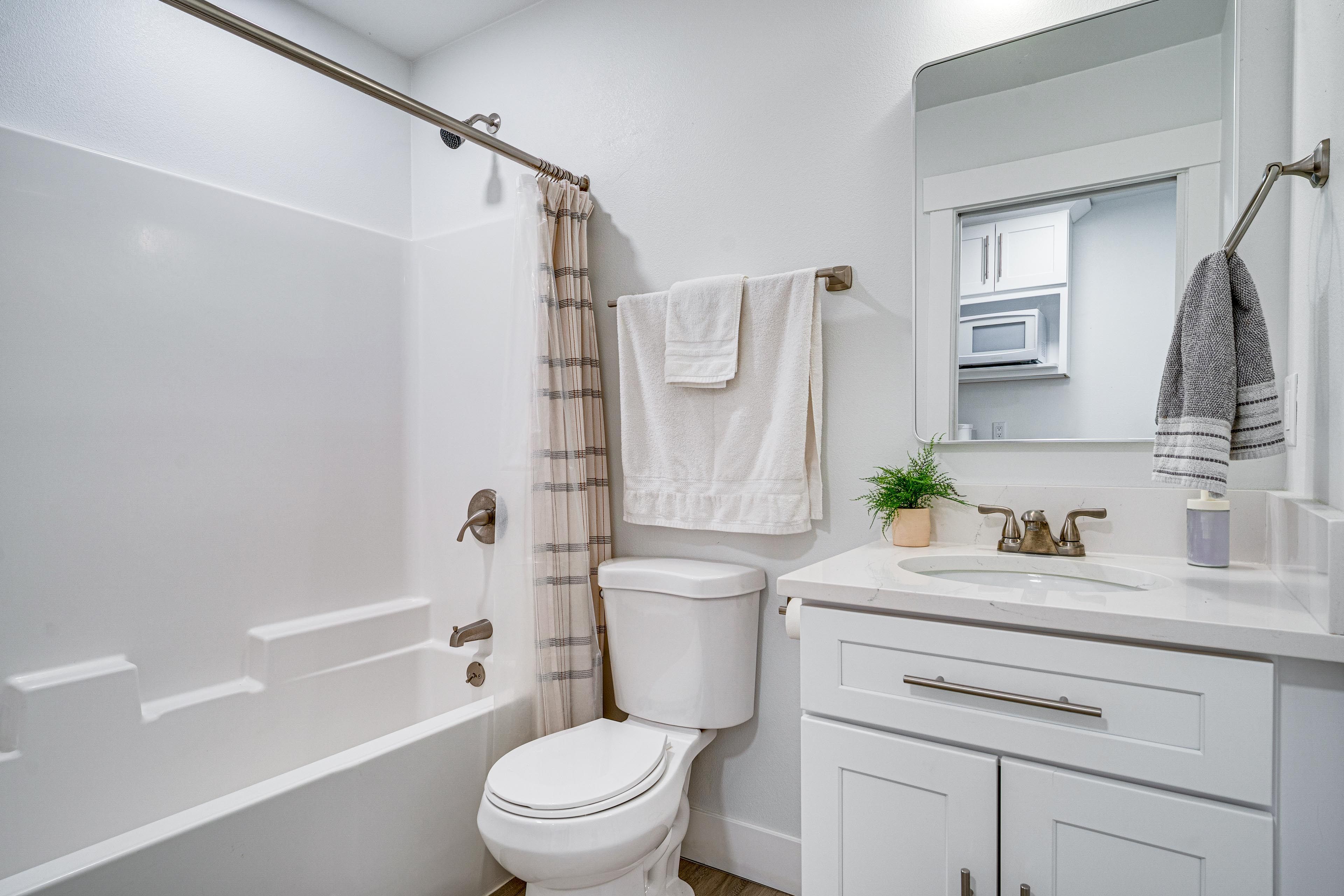 Full Bathroom | Towels Provided