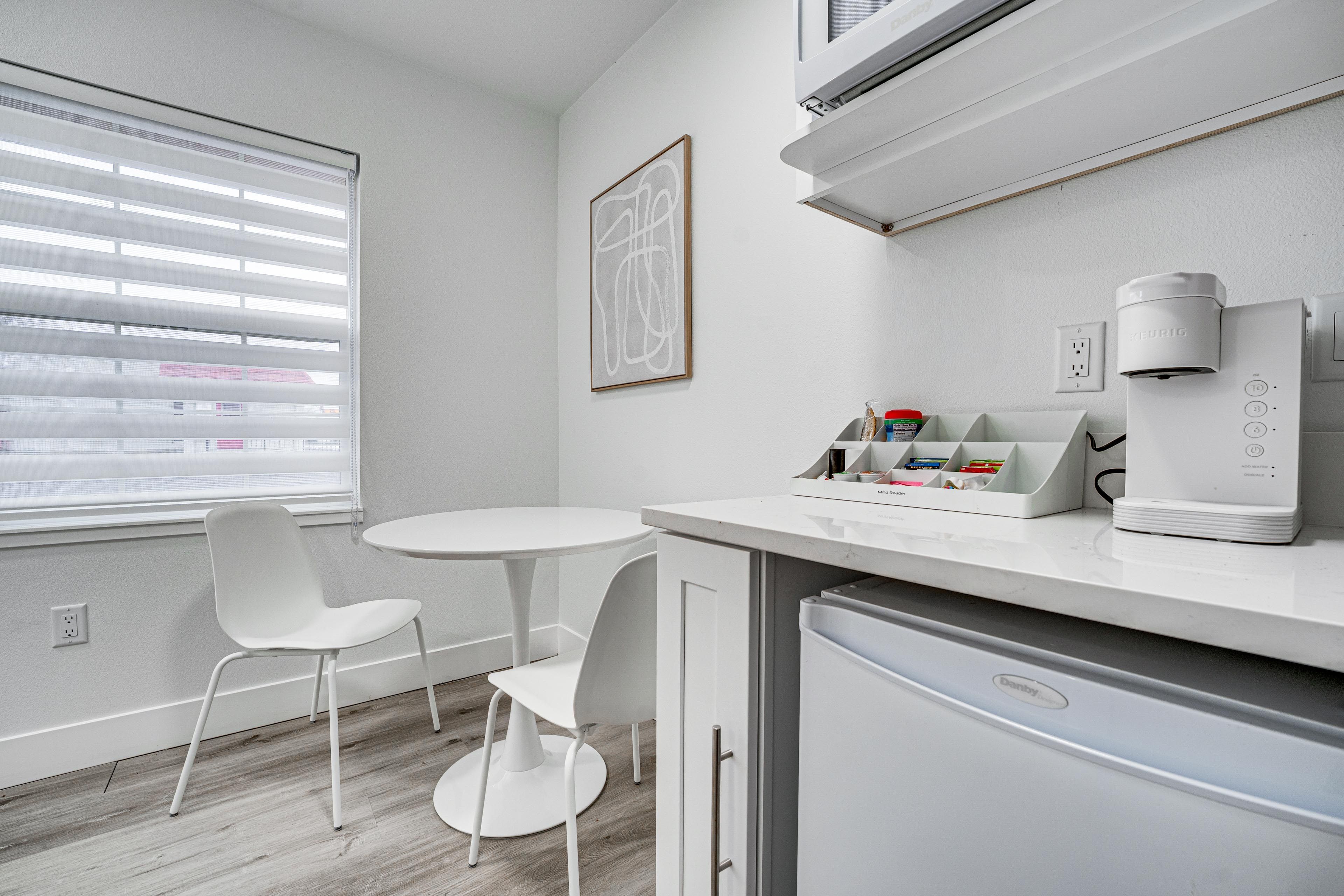 Dining Table | Dishware/Flatware