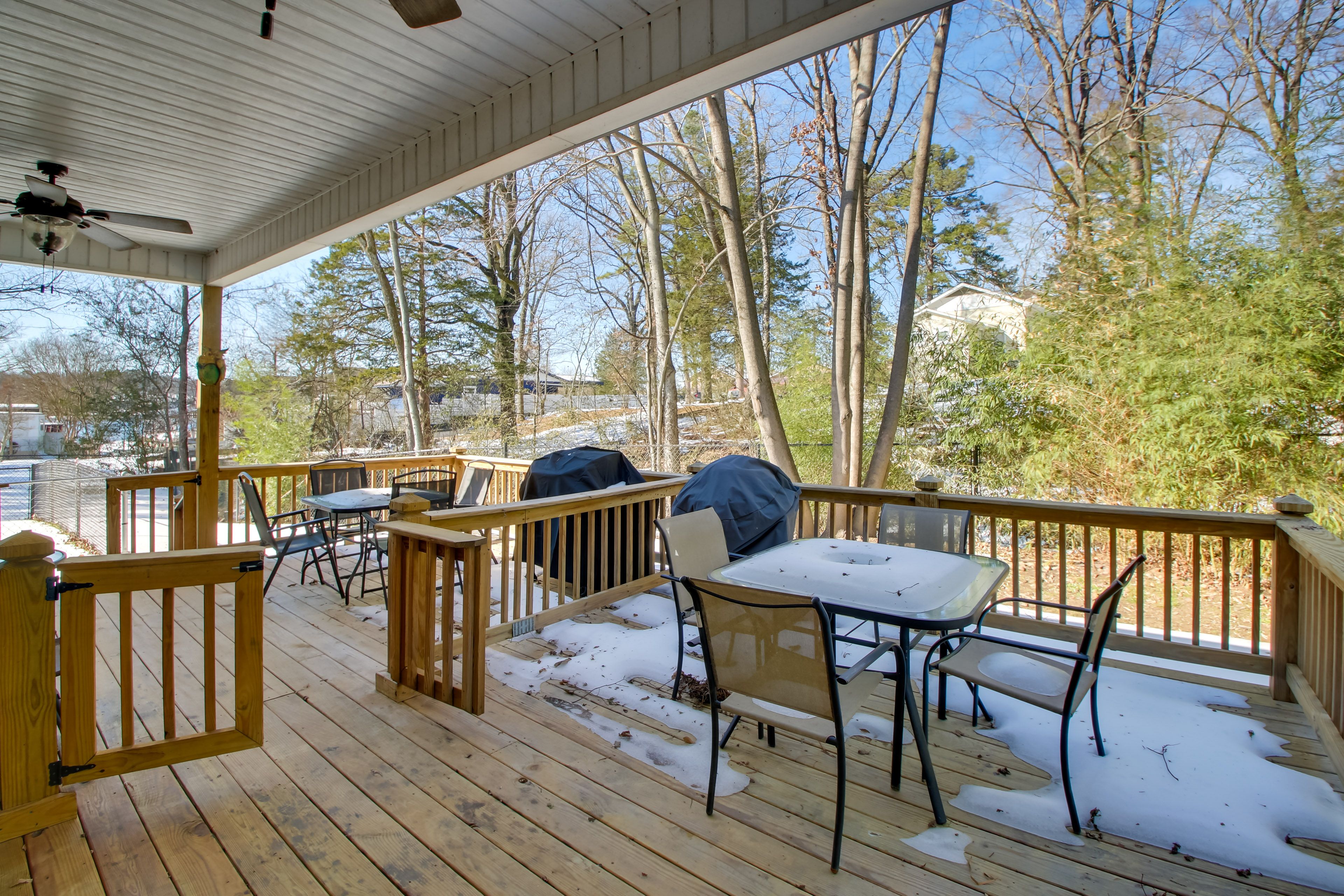 Shared Deck | Gas Grill | Outdoor Dining