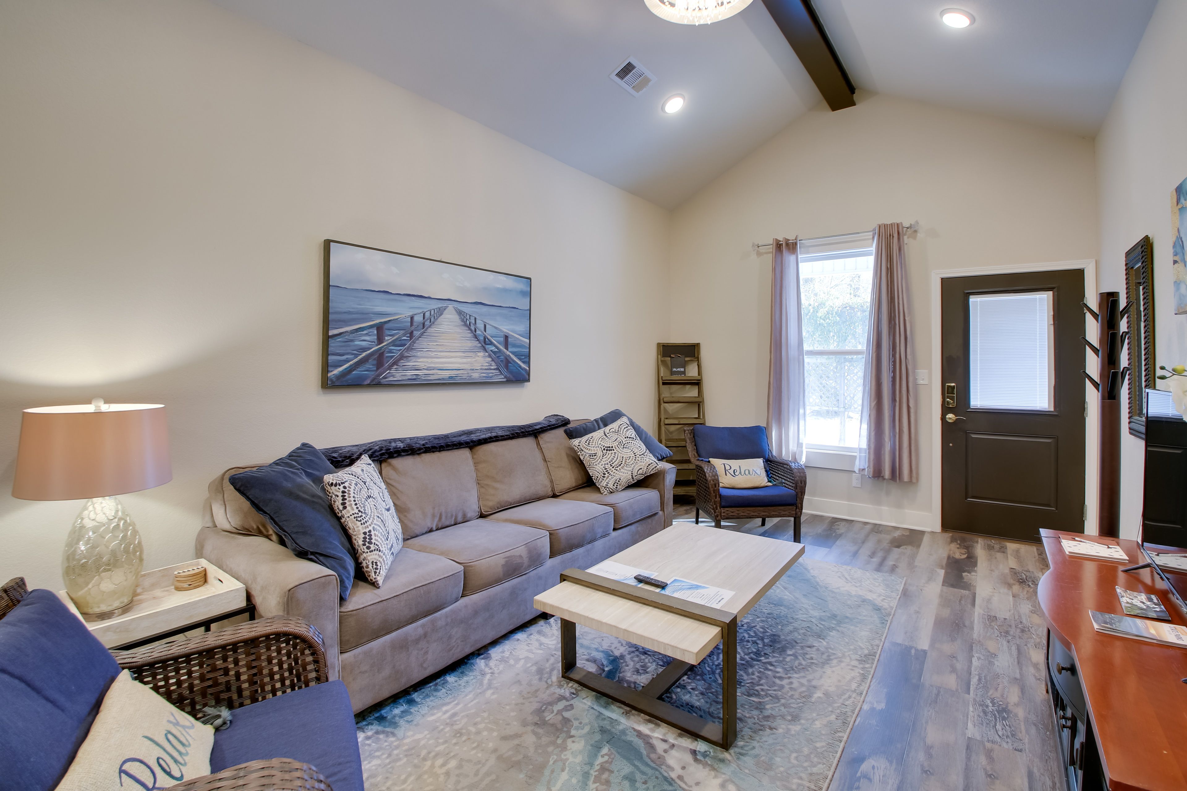 Living Room | Smart TV | Central A/C