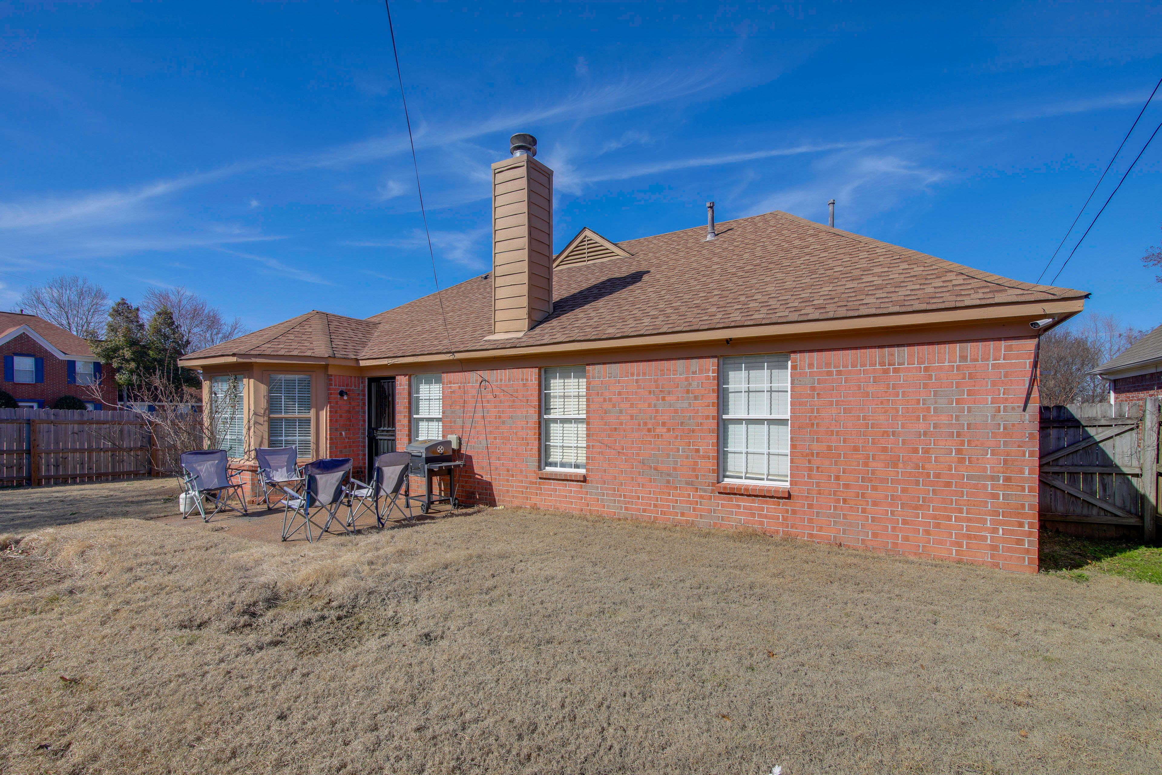 Private Yard & Patio | 8 Mi to the University of Memphis