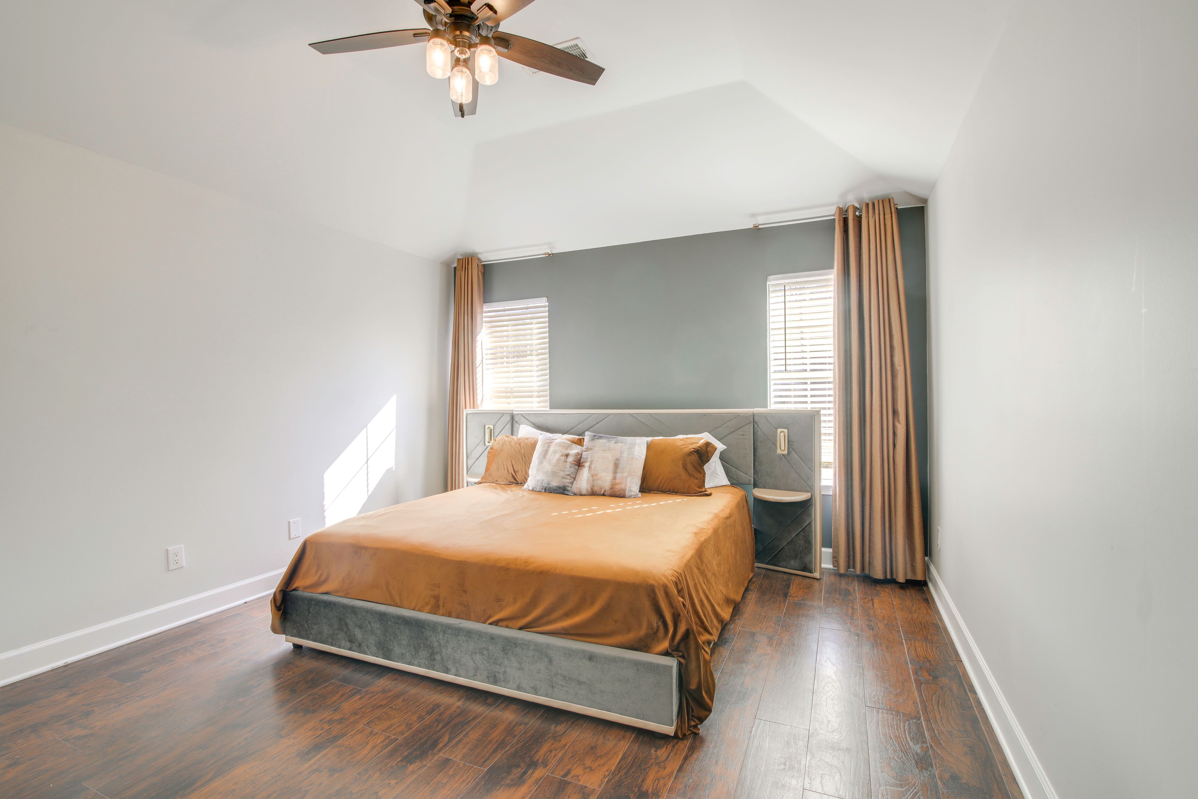 Bedroom 1 | King Bed