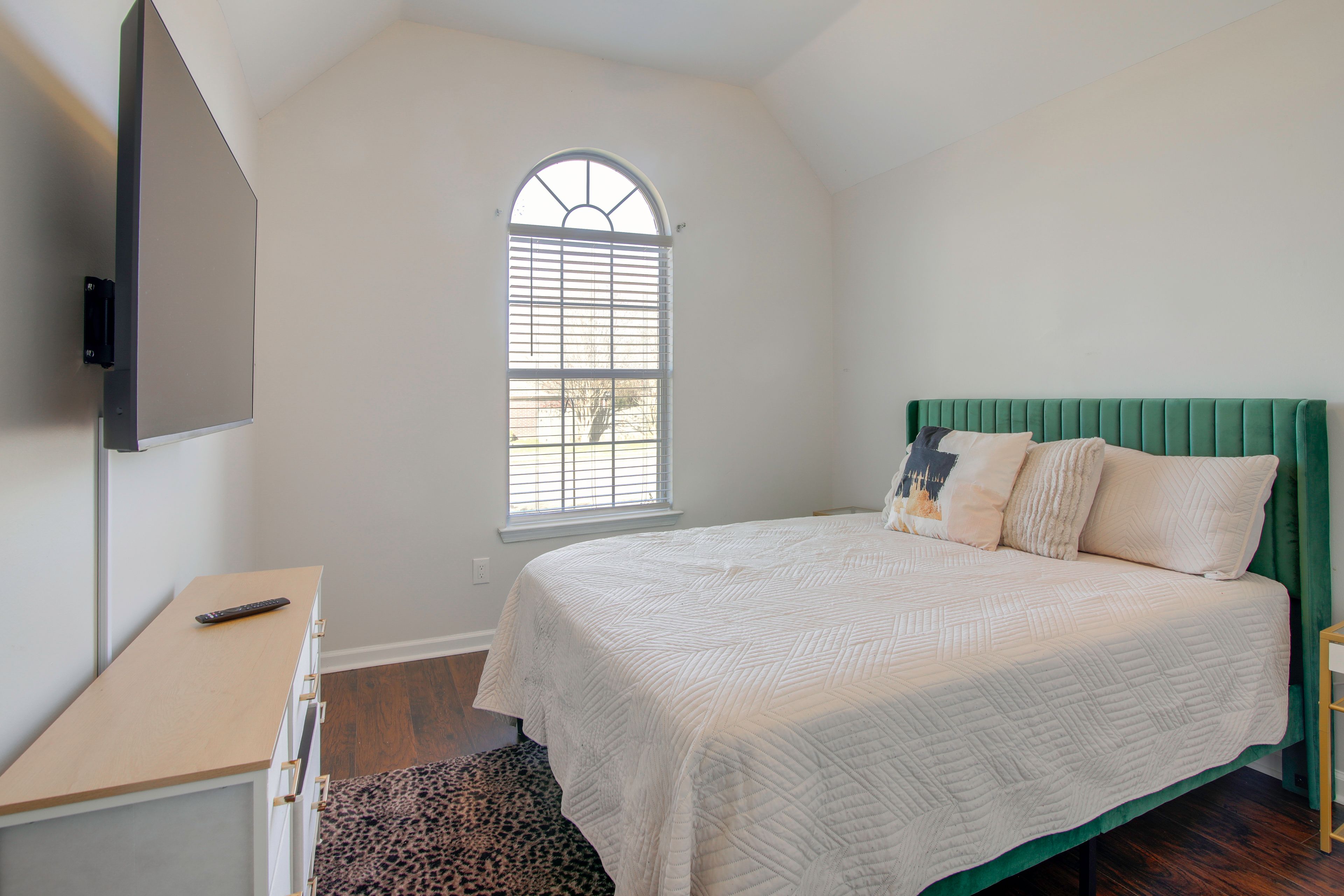 Bedroom 2 | Queen Bed