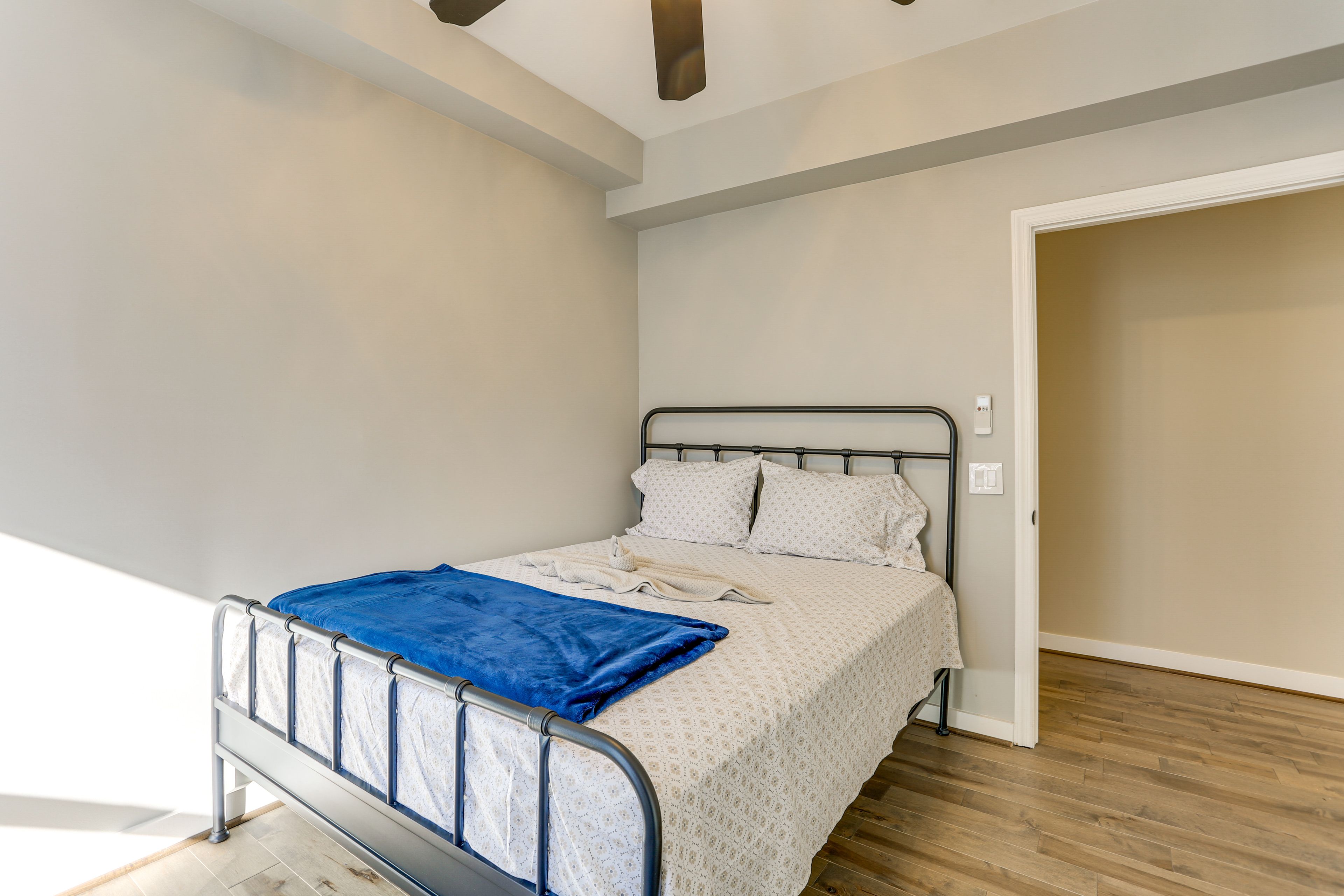 Bedroom 2 | Queen Bed