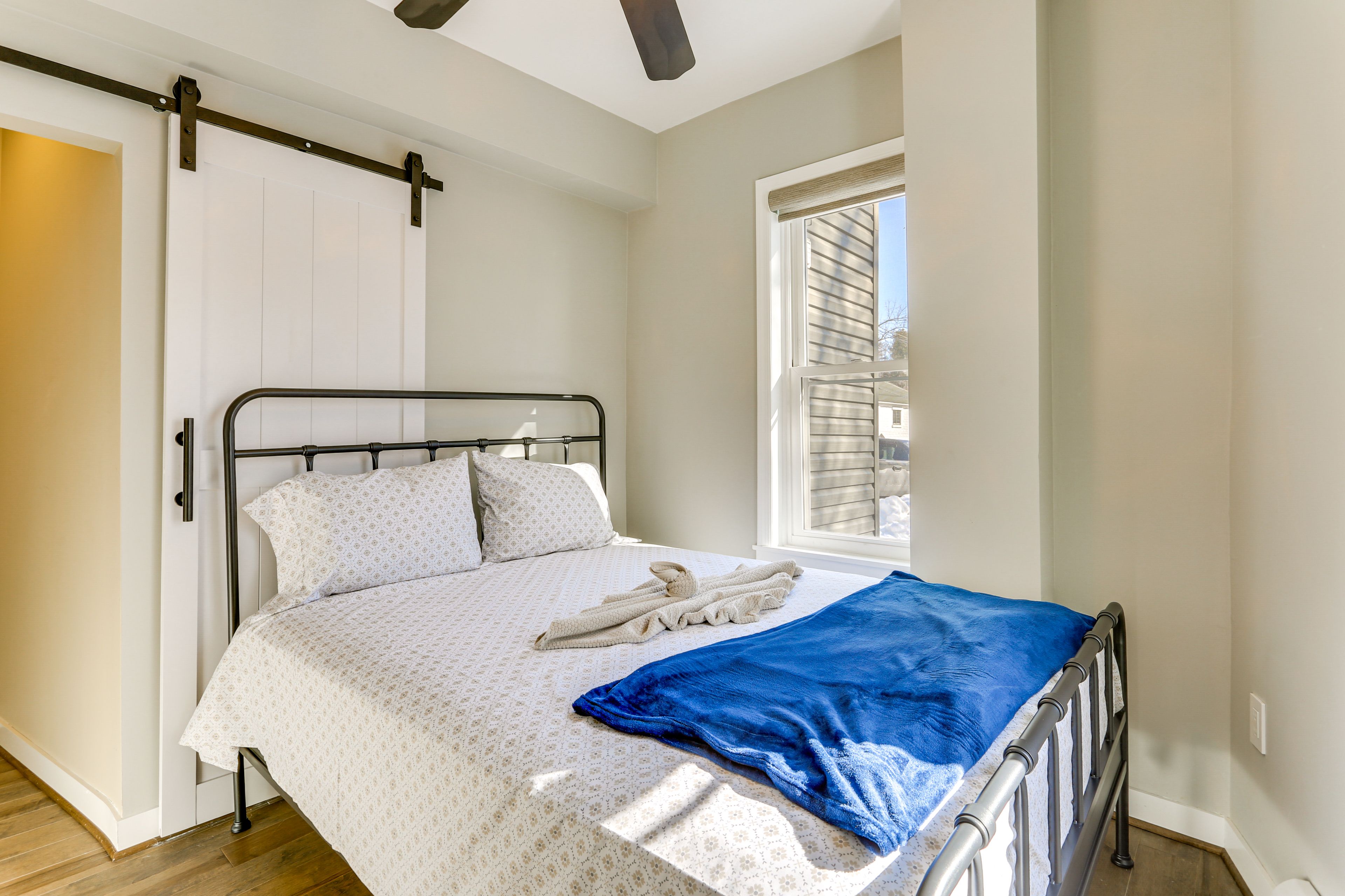 Bedroom 3 | Queen Bed