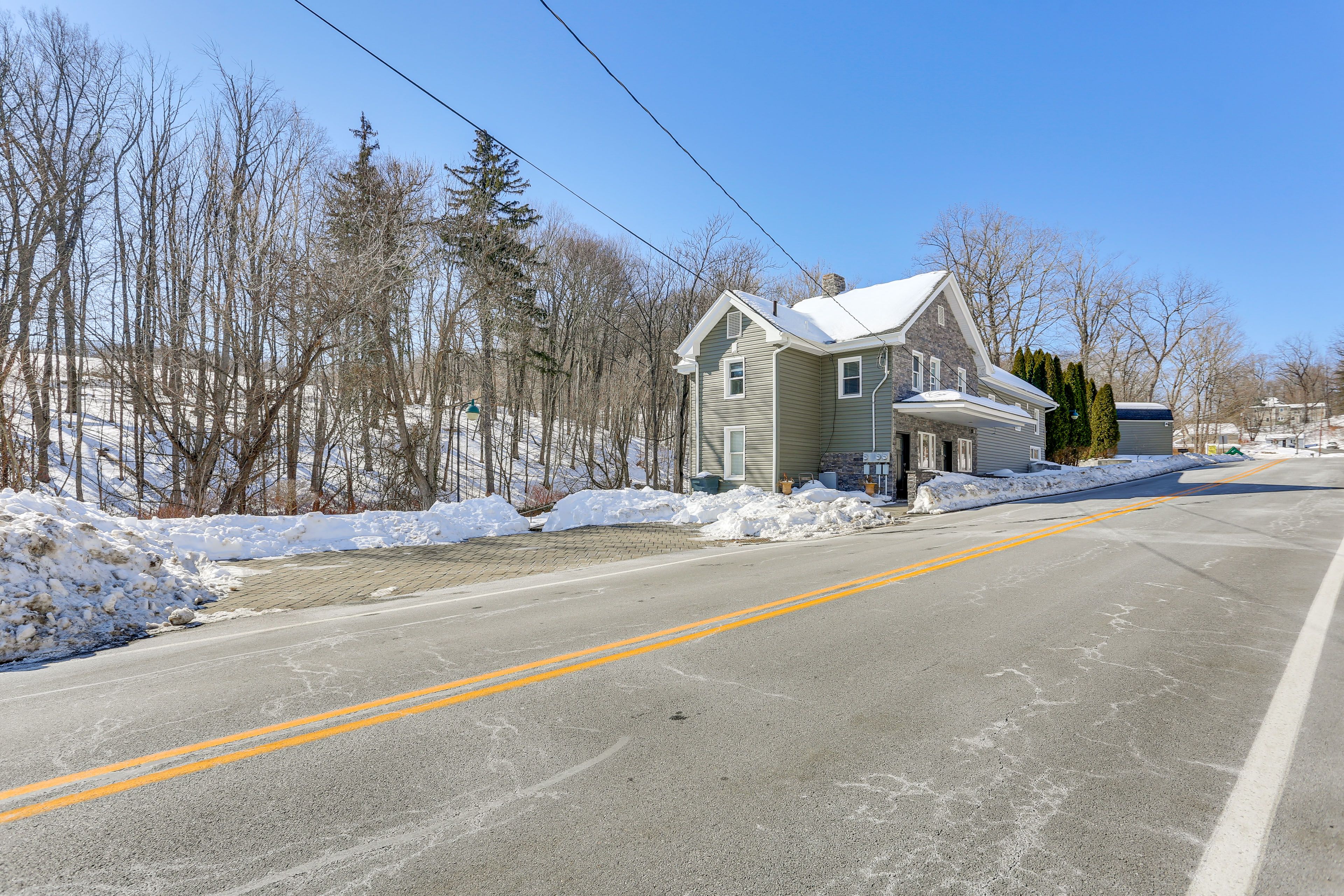 Parking | Driveway (6 Vehicles)