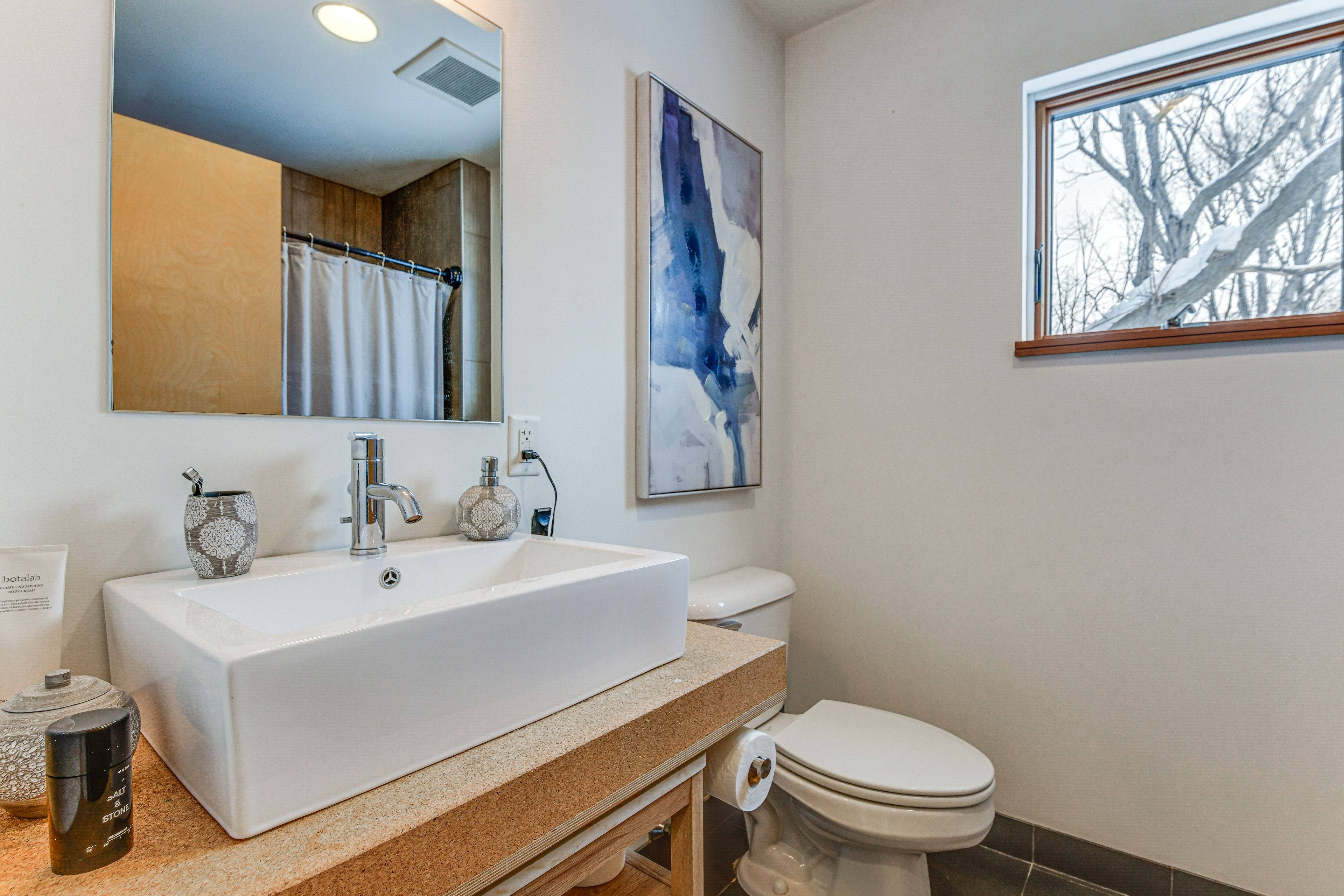 Full Bathroom | Towels Provided | 2nd Floor