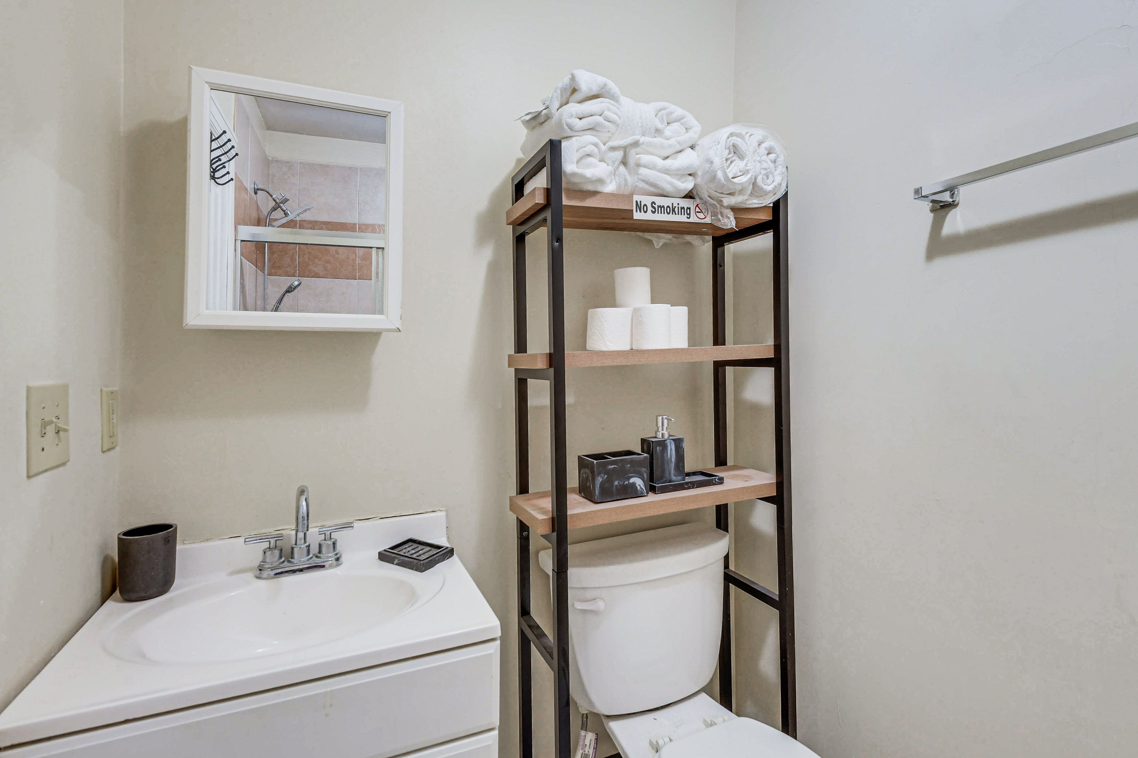 Studio | Full Bathroom