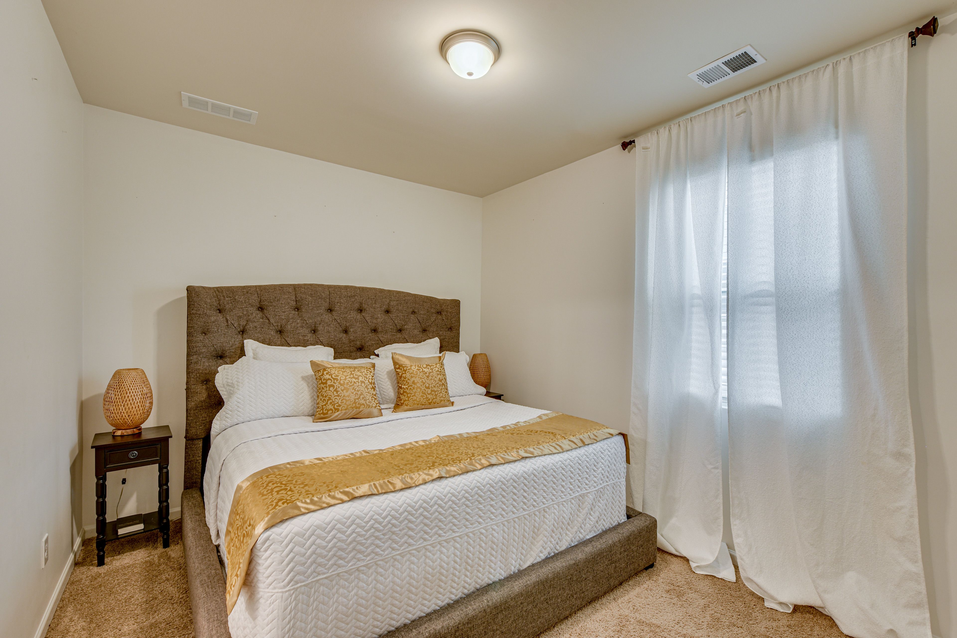 Bedroom 1 | King Bed | En-Suite Bathroom | 1st Floor