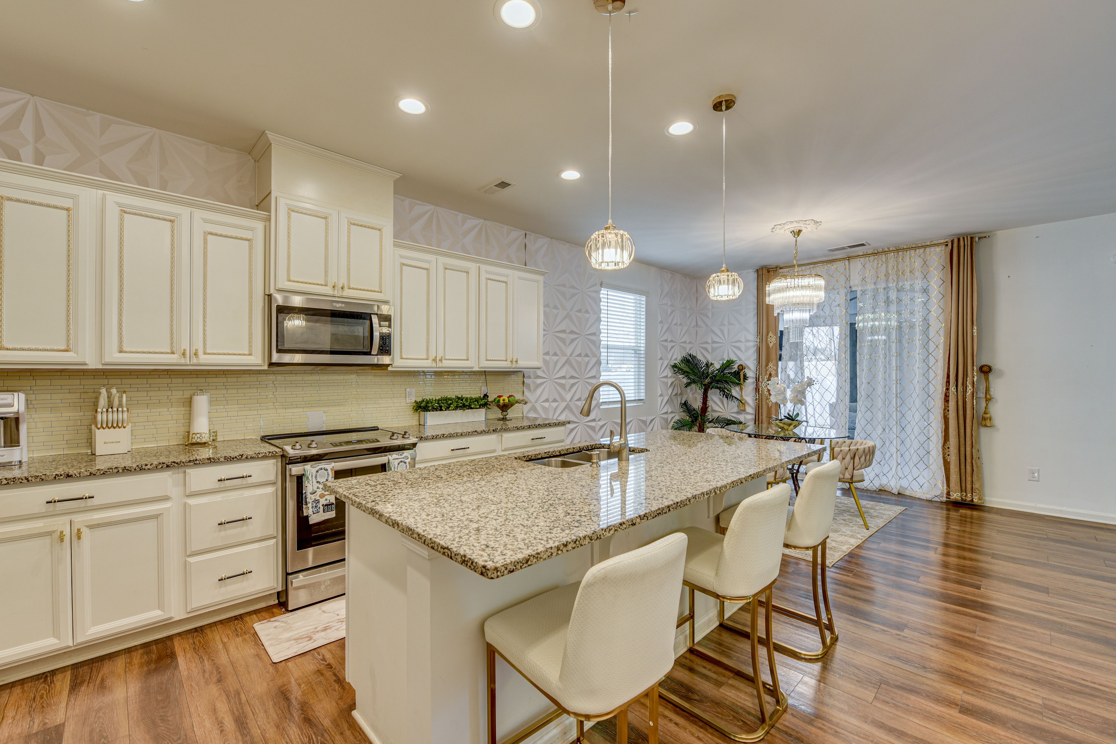 Kitchen | Breakfast Bar | Dining Table