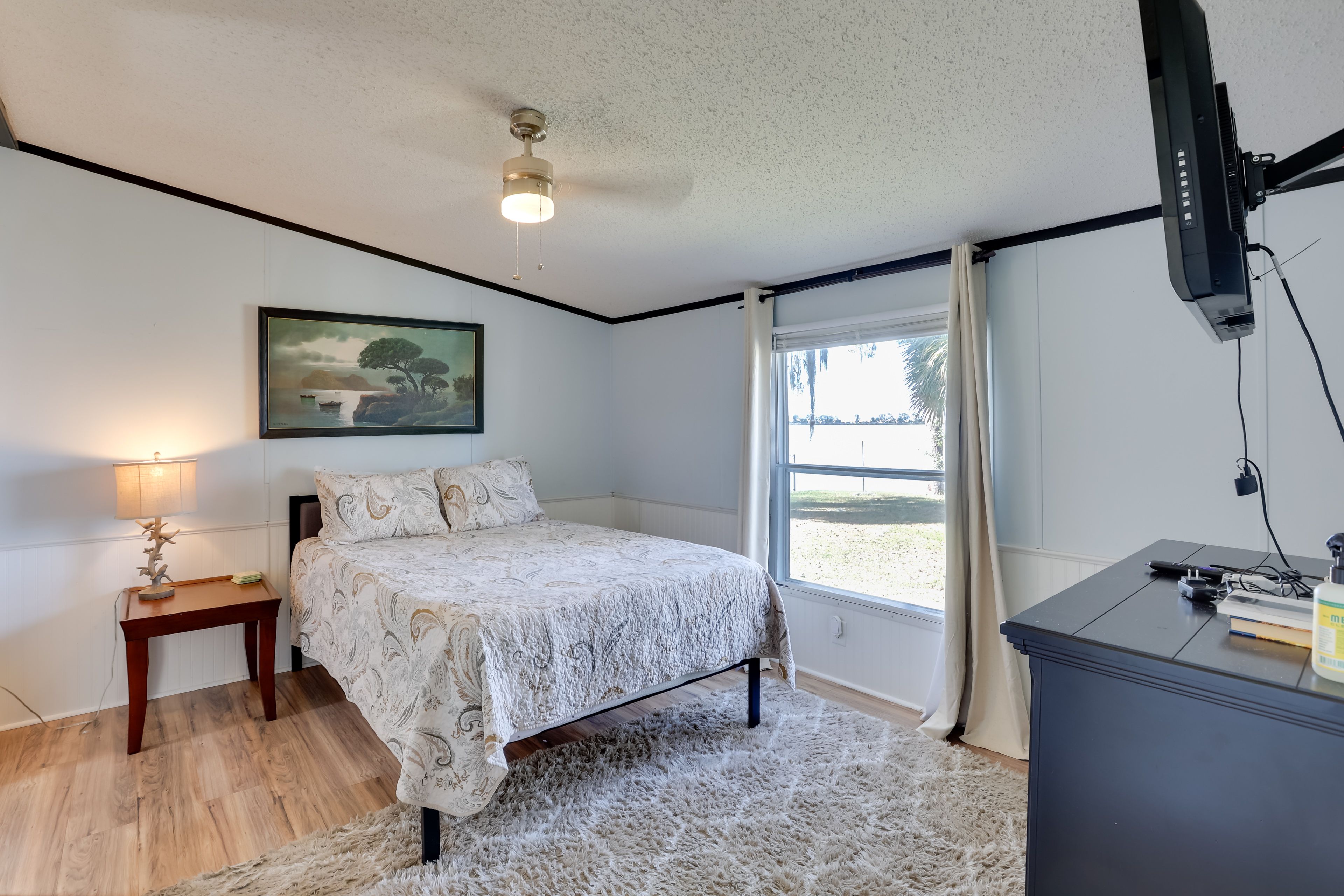 Bedroom 1 | Queen Bed