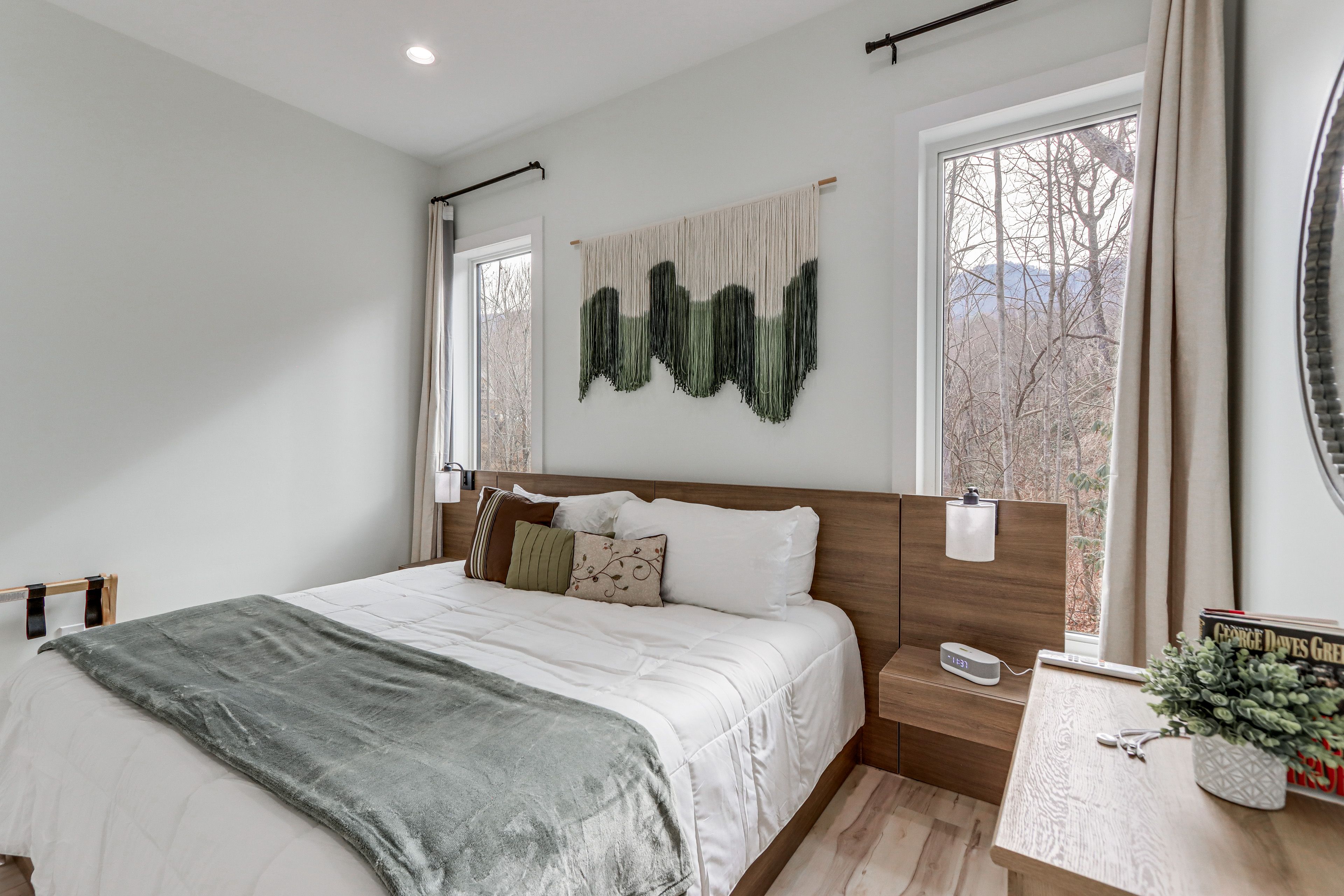 Bedroom 2 | Queen Bed