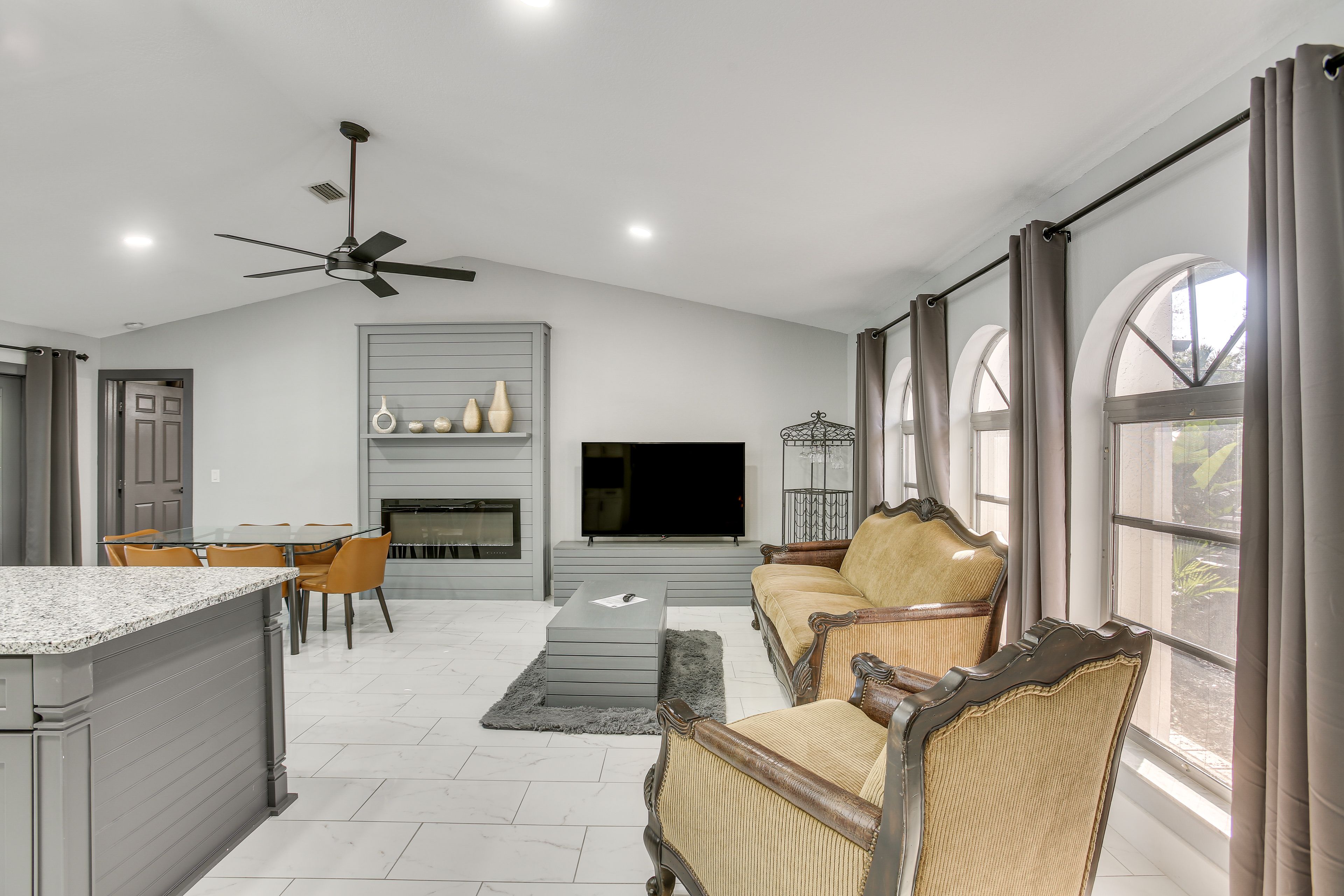 Living Room | Free WiFi | Central Heating & Air Conditioning