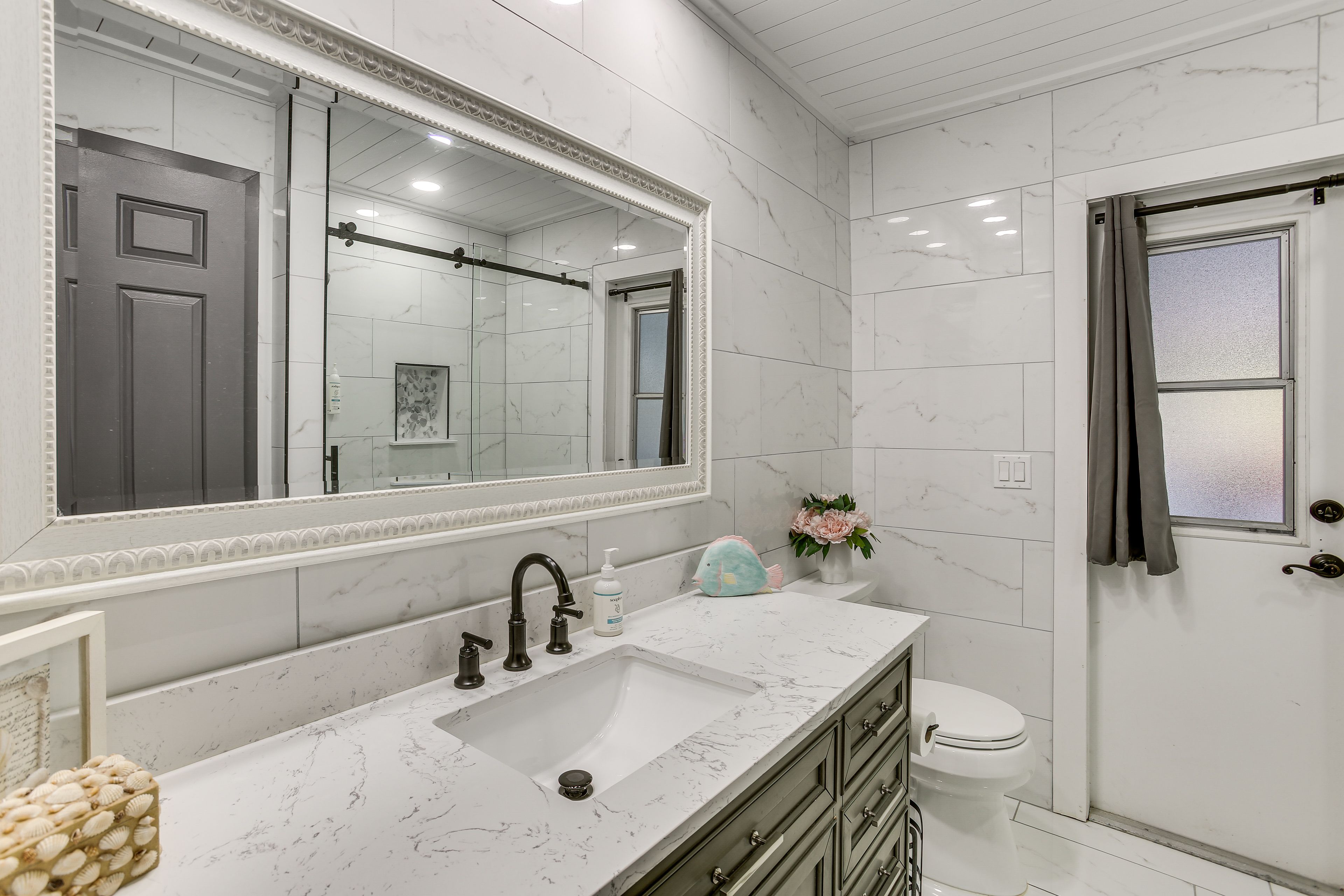 Full Bathroom | Complimentary Toiletries | Towels Provided