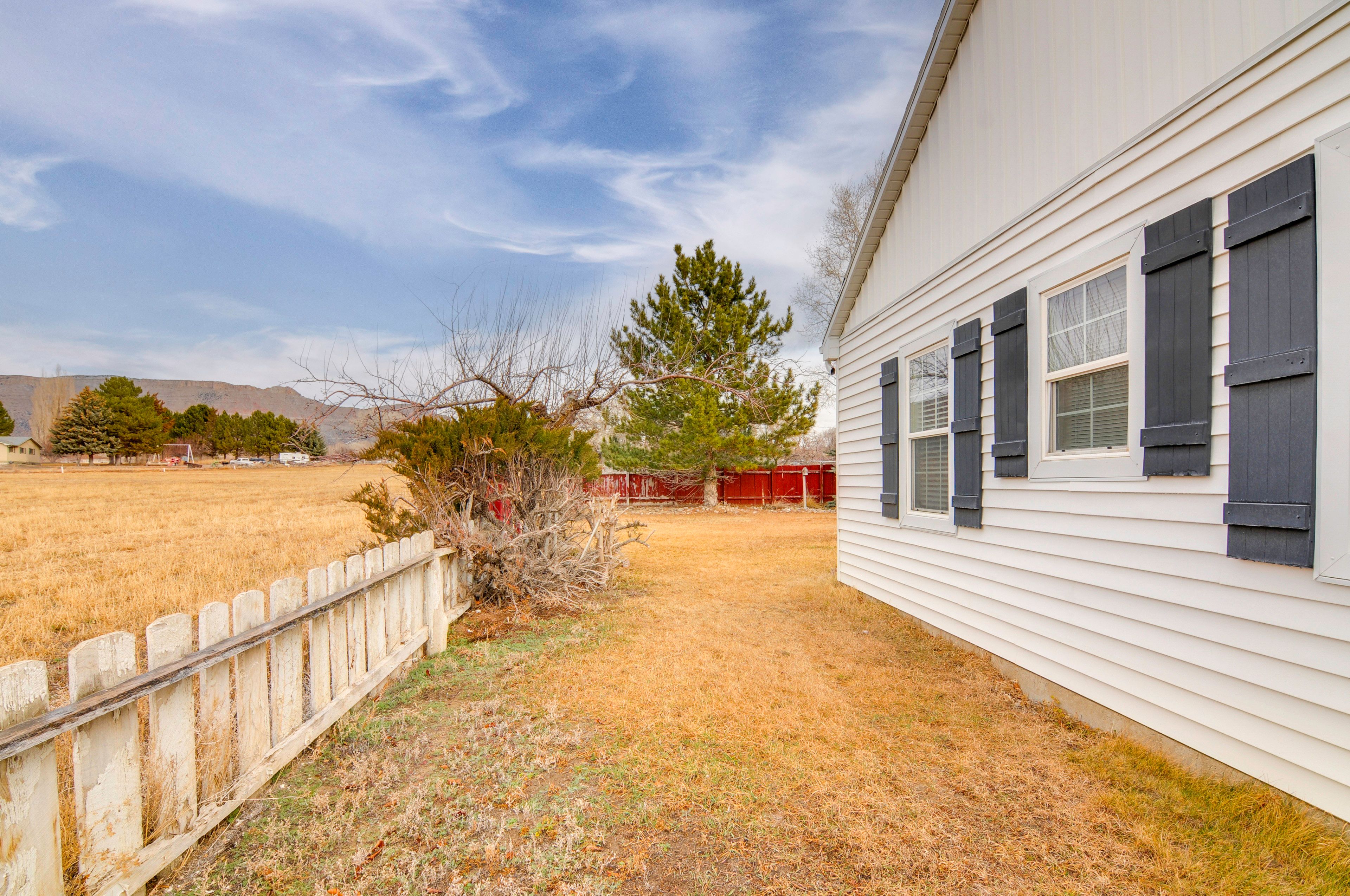 Spacious Yard w/ Mountain Views