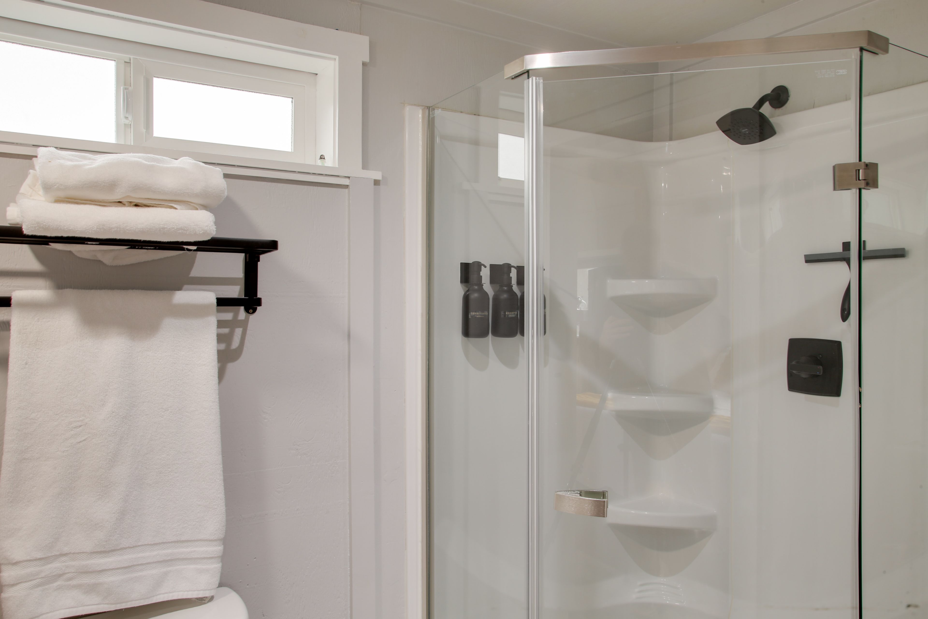 Full Bathroom | Washer & Dryer