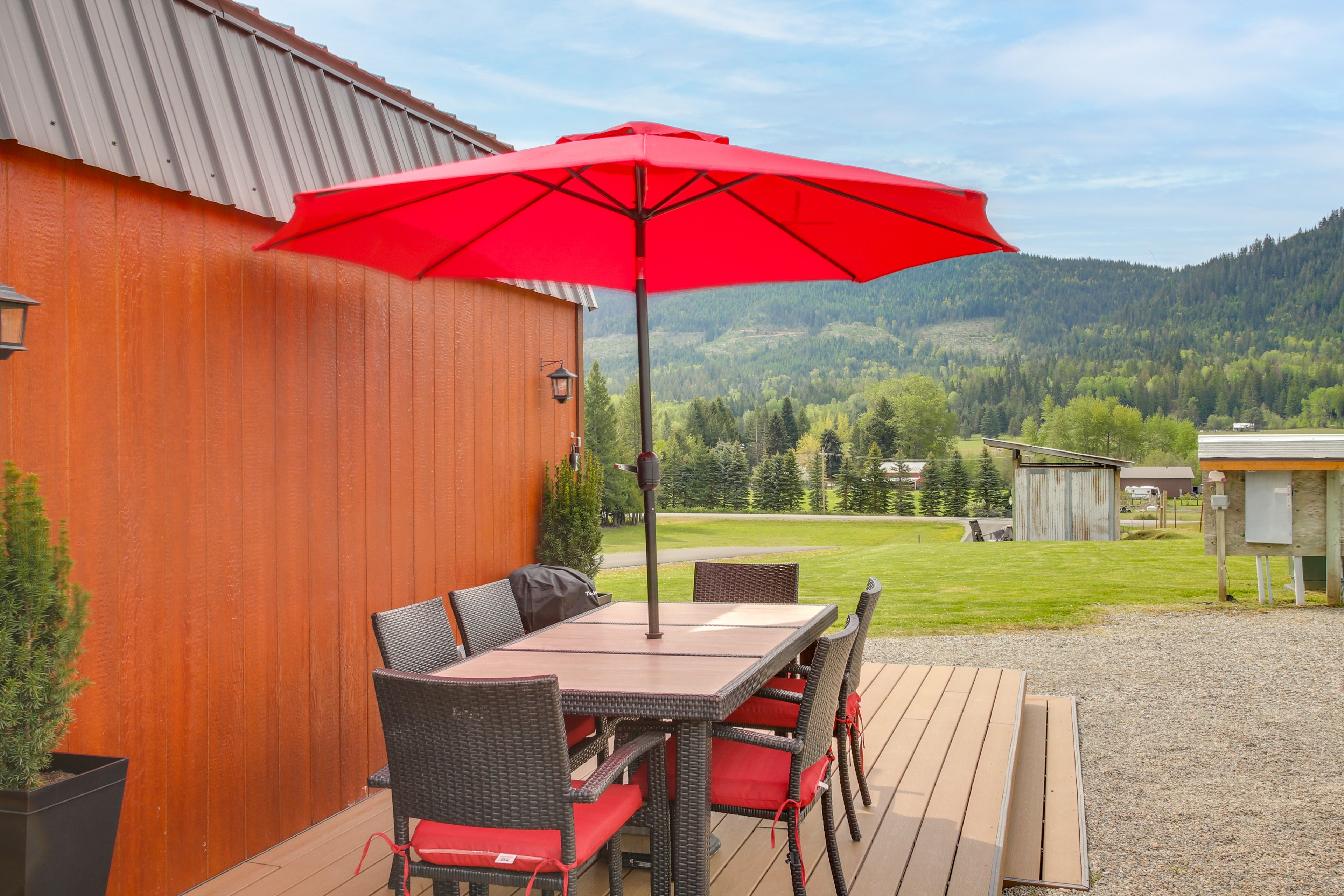 Deck w/ Dining Area
