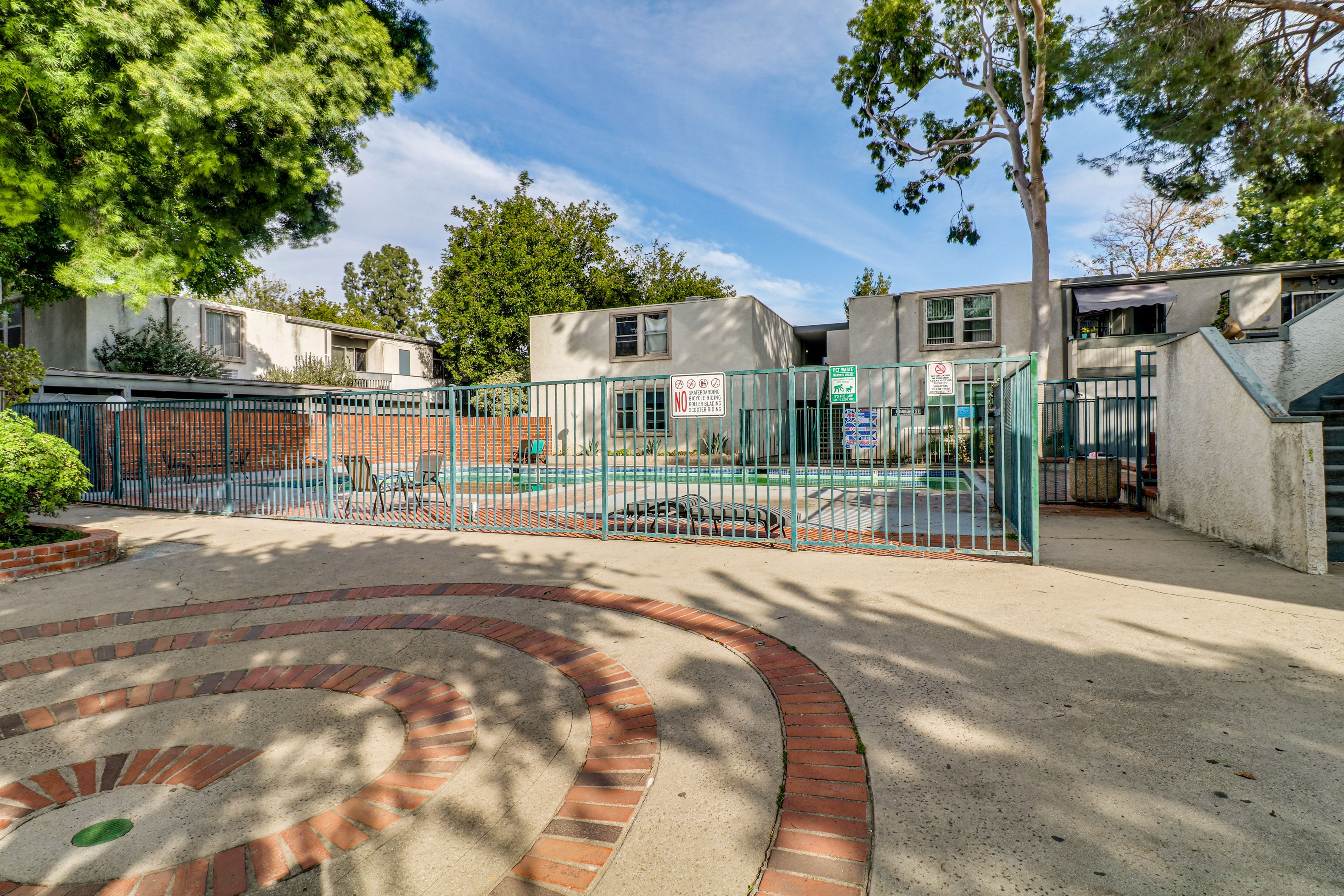 Tarzana Vacation Rental | 2BR | 2BA | 911 Sq Ft